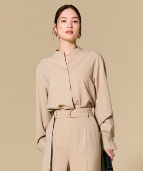 SPHENE / スタンドカラープルオーバーブラウス (Beige) ポリエステル / 長袖 / ストレッチ  / 手洗可 / BLCWLS0103