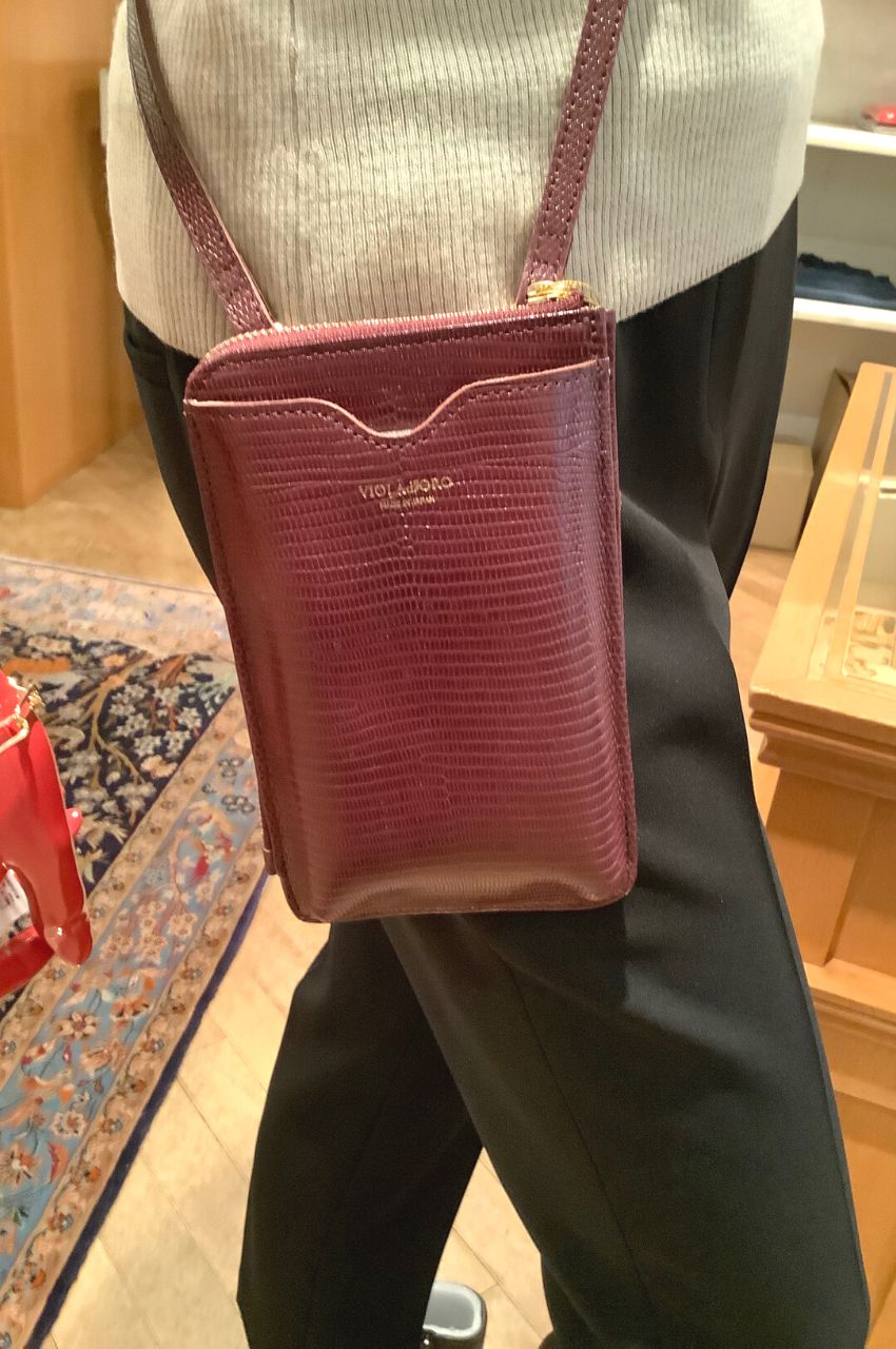ADRIA / V-1289 / Burgundy / リザード型押しレザー スマートフォンポシェット（バーガンディ）アドリア / 牛革 / ショルダーバッグ / ストラップ調整可 / iPhone14ProMaxまで入る / 日本製【正規販売店】