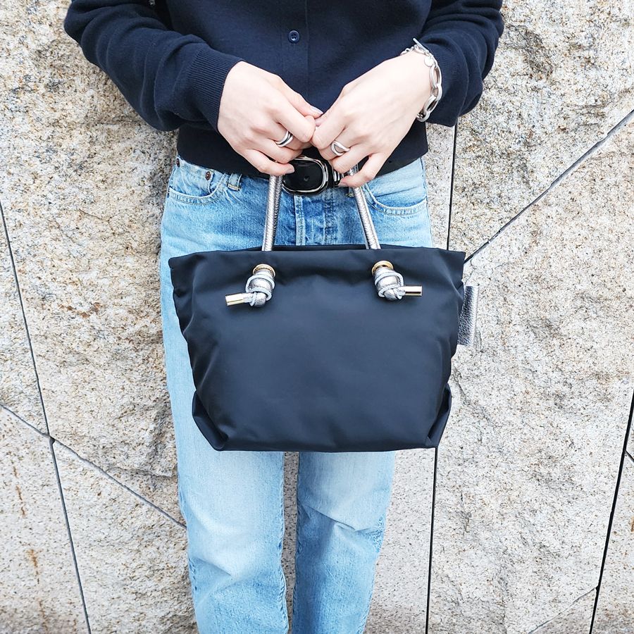 BIANCA / Black × Silver /  V-2224 / ビアンカ / ノットハンドルナイロントート / Sサイズ（ブラック×シルバー）ナイロン / 牛床革（Italian leather）/ 2WAY / ショルダーストラップ付き / V-2224