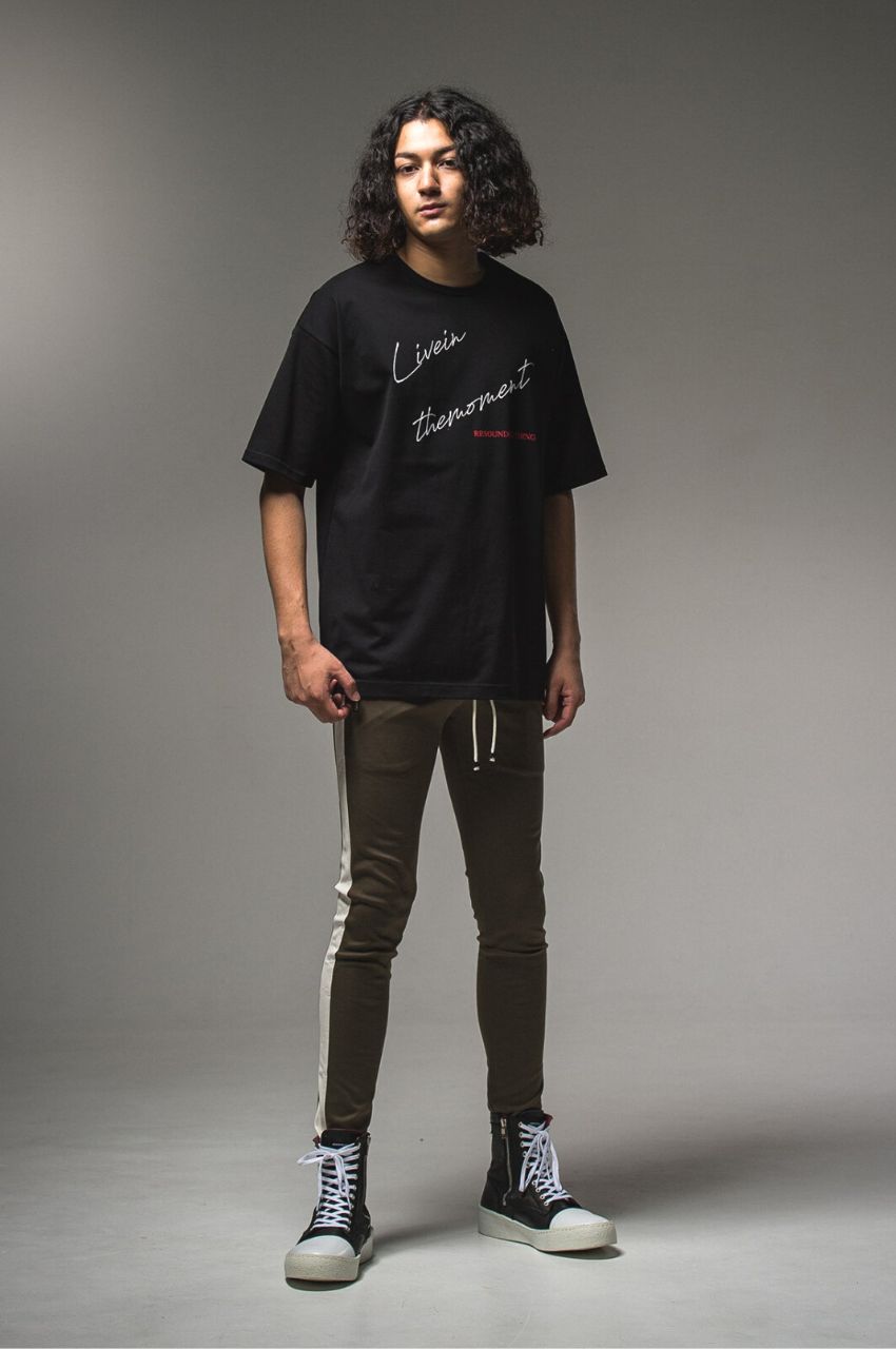 LIVE IN THE MORMENT LOOSE TEE / ロゴメッセージTシャツシャツ