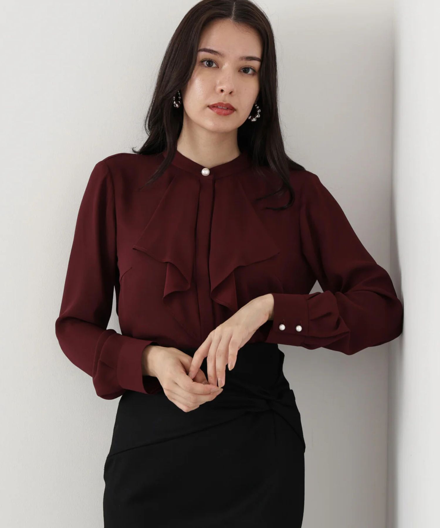 フロントラッフルパールボタンブラウス(ワイン)ポリエステル / ウォッシャブル / 手洗い可 / ストレッチあり / 裏地無し / 前比翼釦あき / 0315210104