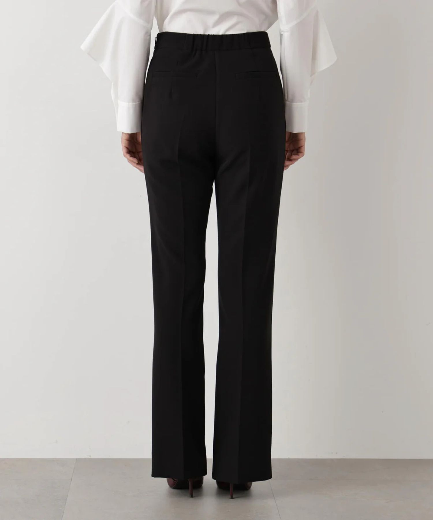 2WAY ストレッチフレアパンツ(ブラック)ポリエステル / ショート丈裏地付き / ストレッチあり / 前ポケット×2 、後ろ飾りポケット×2/ 左脇ファスナー開き / 後ろ中心ウエストにゴム入り / かかとくらいの丈 / 0315230110