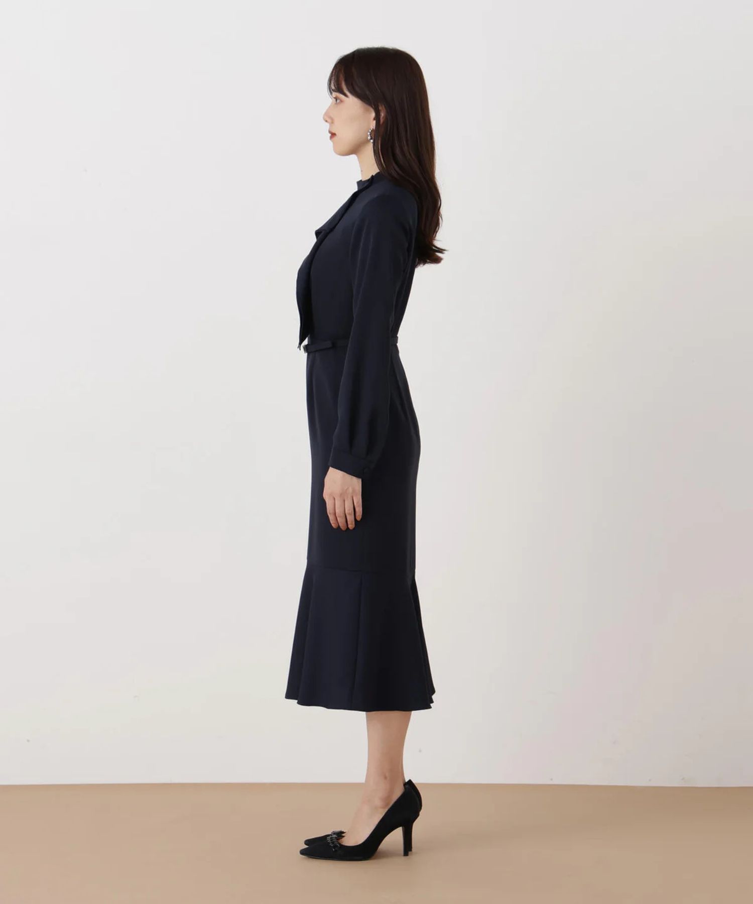 スタンドラッフルマーメイドワンピース(ネイビー)ストレッチ無し / 身頃、スカートに裏地付き / 後ファスナー / ふくらはぎ真ん中くらい丈 / 0316140129