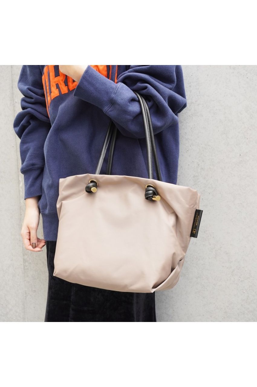 BIANCA / V-2175 / Taupe × Black / ノットハンドルナイロントート / Mサイズ / ビアンカ（トープ / ブラック）ナイロン / 牛床革（Italian leather）/ 軽量 / A4サイズ入る / ファスナー開閉【正規販売店】
