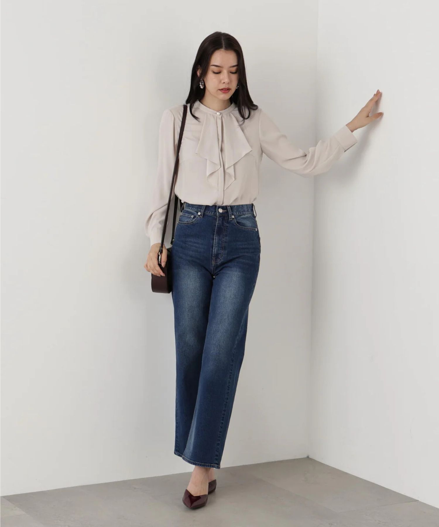 フロントラッフルパールボタンブラウス(ベージュ)ポリエステル / ウォッシャブル / 手洗い可 / ストレッチあり / 裏地無し / 前比翼釦あき / 0315210104