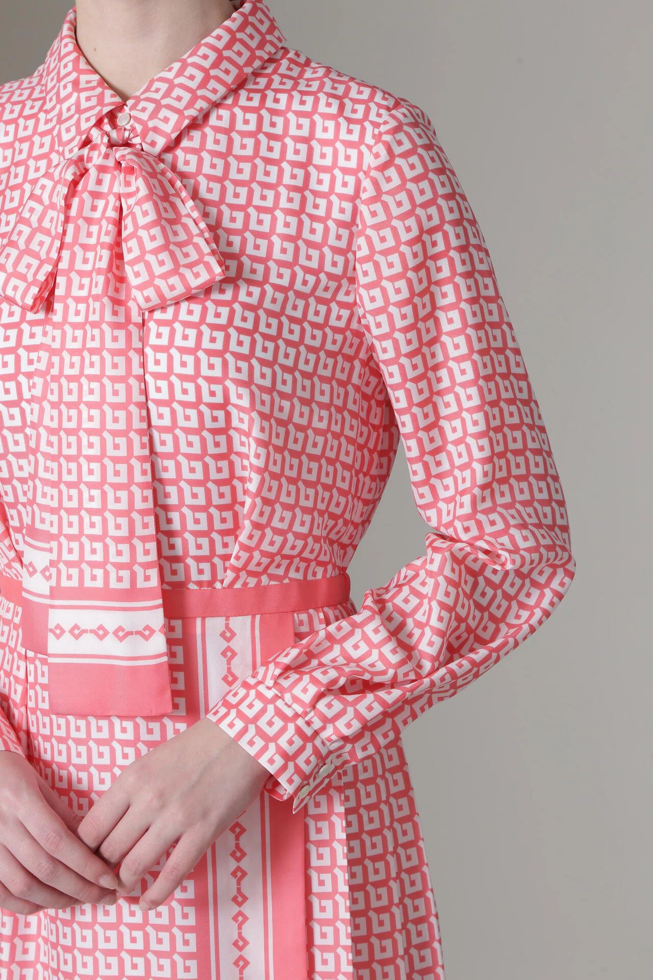 [URBAN PRECIOUS] ジオメトリックプリントワンピース (ピンク) / ポリエステル 100% / 裏地付き / 共布リボン付 / 0315140111