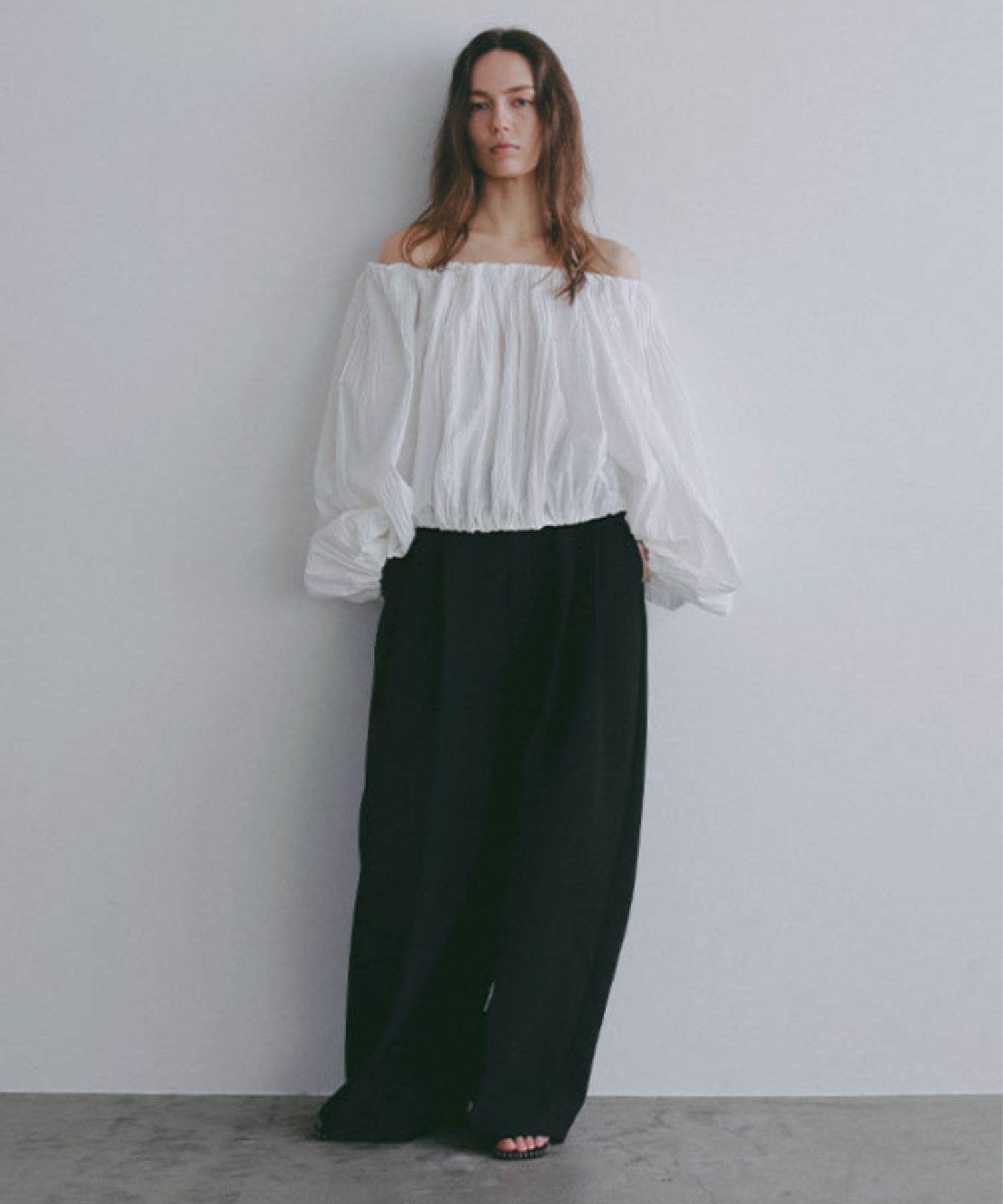 オフショルダーボリュームスリーブブラウス (WHITE)  綿 / シワ加工 / 柔らかい / 袖口ゴム/ 1226210084