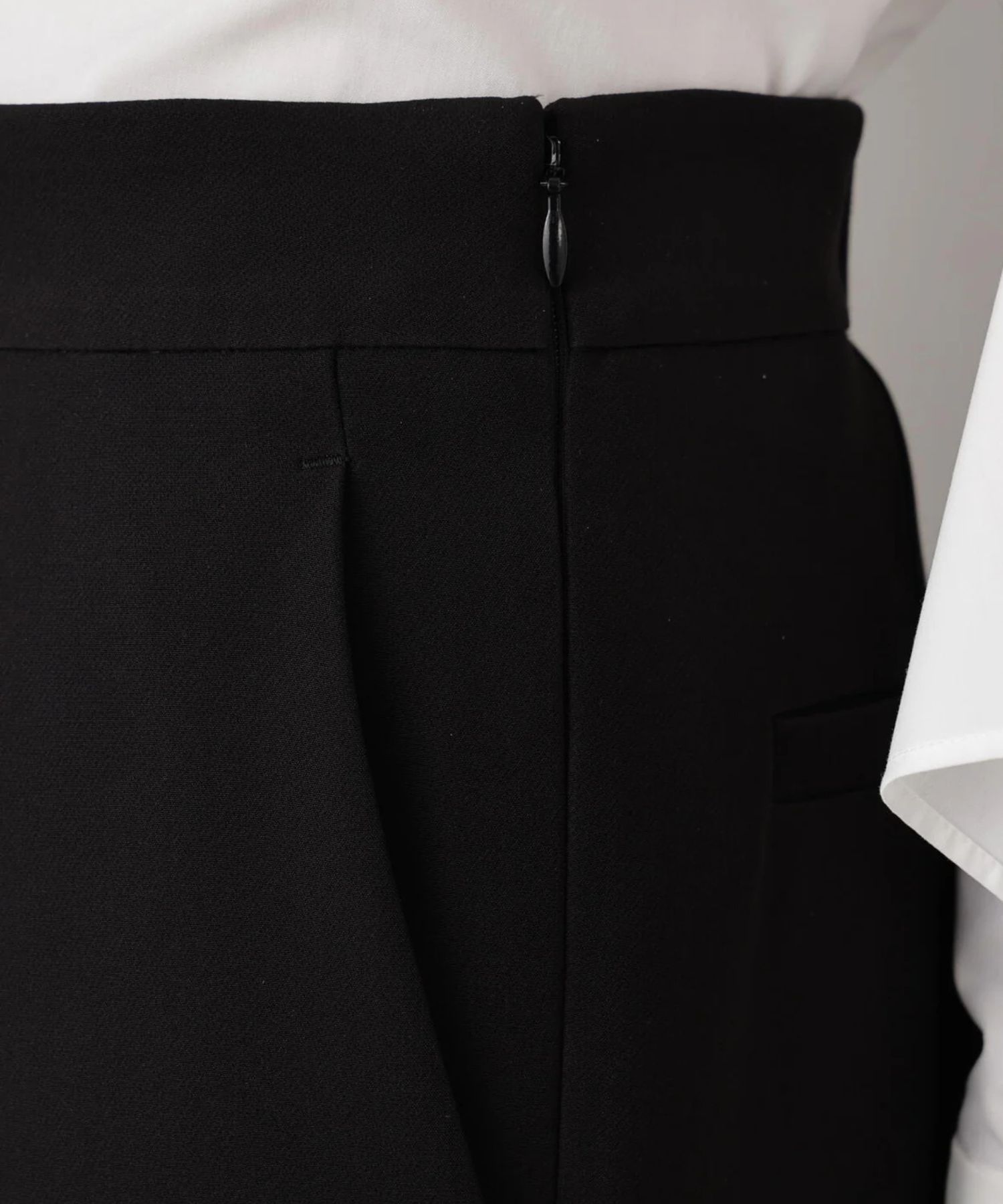 2WAY ストレッチフレアパンツ(ブラック)ポリエステル / ショート丈裏地付き / ストレッチあり / 前ポケット×2 、後ろ飾りポケット×2/ 左脇ファスナー開き / 後ろ中心ウエストにゴム入り / かかとくらいの丈 / 0315230110