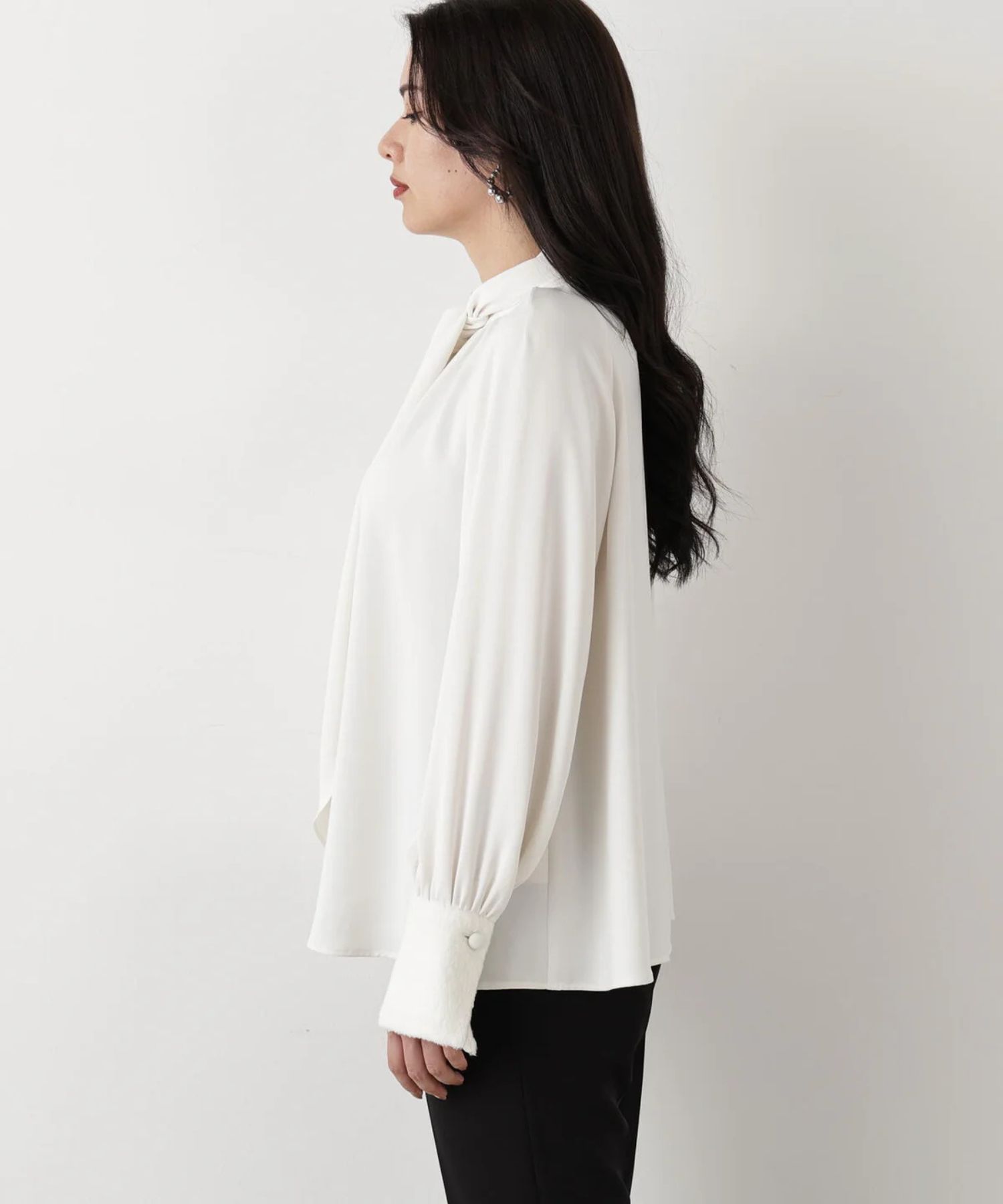 ジャギーカフスリボンブラウス(エクリュ)ポリエステル / ウォッシャブル / 手洗い可 / ストレッチあり / 裏地無し / 後衿ファスナーあき / 取り外し可能共布リボン付き / 0315210103