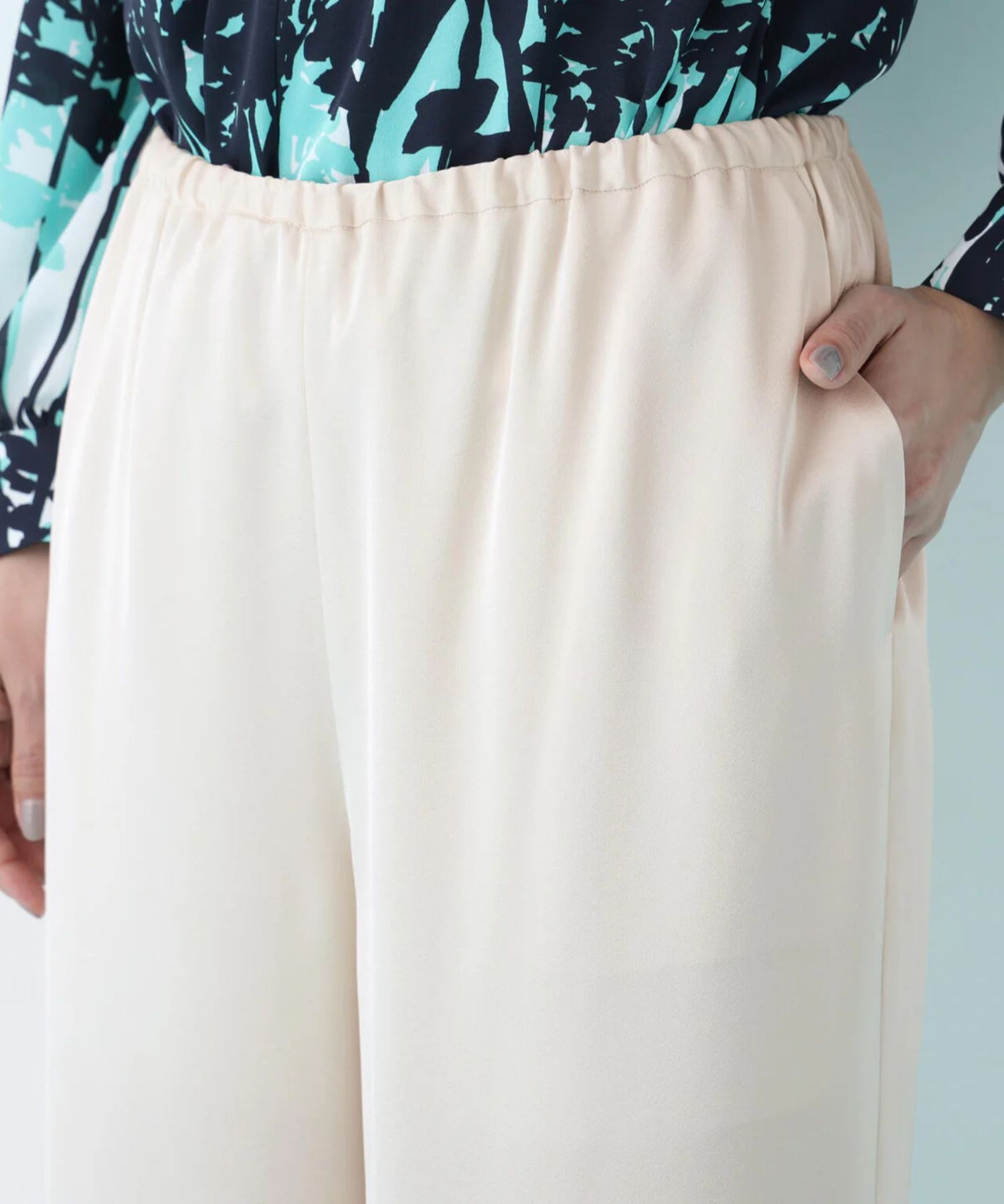 サテンワイドパンツ(エクリュ)ポリエステル / ストレッチ性あり / ショート丈裏地付き / 前ポケット×2 、後ろ飾りポケット×2 / ウエストゴム ＋共ヒモ / 0316130223