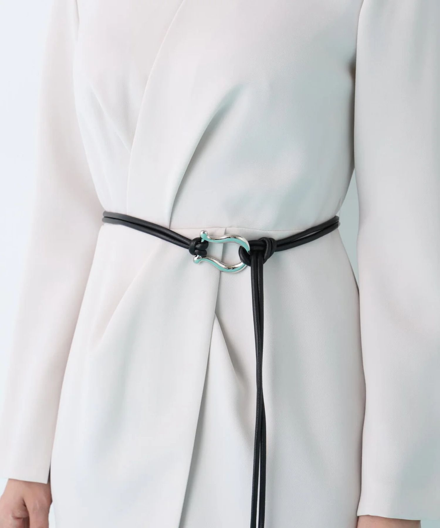 タッククロスウエストワンピース(グレージュ) ポリエステル / ストレッチあり / 裏地付き(袖は裏無し) / 右脇奥にスリットあり / 後ろファスナー開き / 袖下にスリットあり / 0316140219