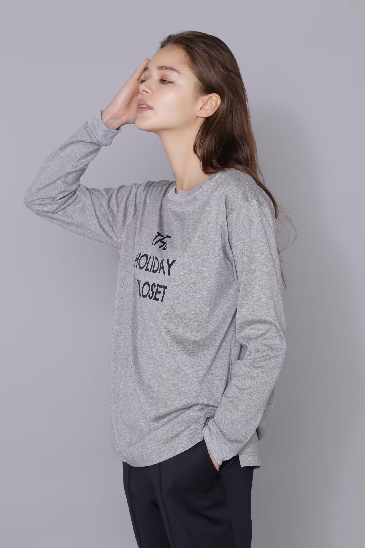 [THE HOLIDAY CLOSET] ロゴロンT（グレー）綿 100% / カットソー素材 / ストレッチ / 脇スリット有り / ウォッシャブル