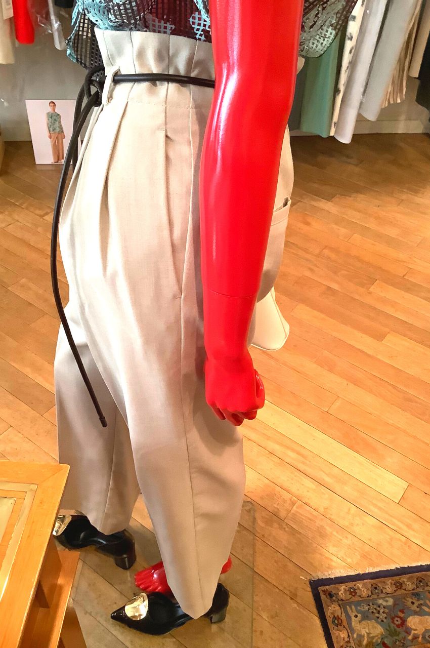 コードベルト付きハイウエストパンツ （ベージュ）ポリエステル / センタープレス / 後ろゴムー
