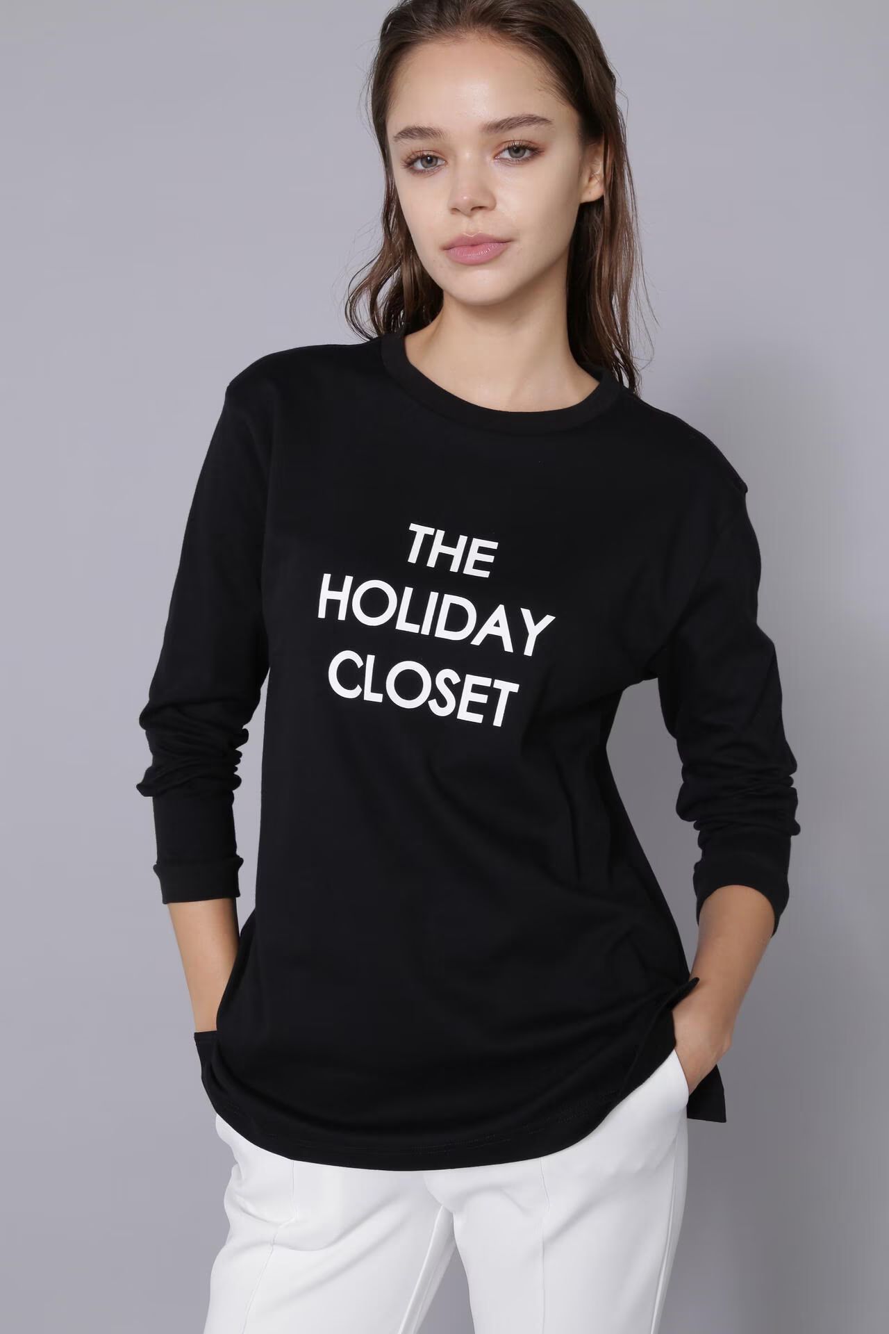 [THE HOLIDAY CLOSET] ロゴロンT（ブラック）綿 100% / カットソー素材 / ストレッチ / 脇スリット有り / ウォッシャブル