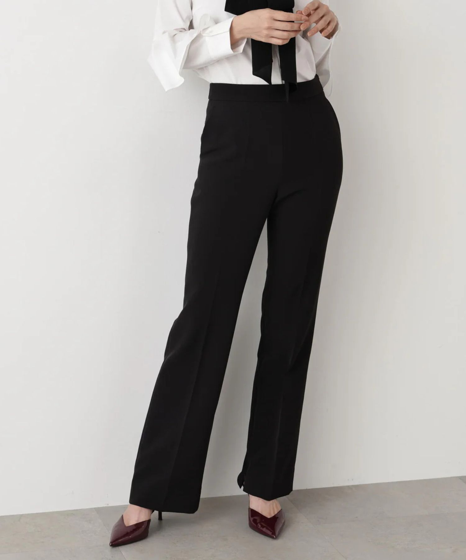 2WAY ストレッチフレアパンツ(ブラック)ポリエステル / ショート丈裏地付き / ストレッチあり / 前ポケット×2 、後ろ飾りポケット×2/ 左脇ファスナー開き / 後ろ中心ウエストにゴム入り / かかとくらいの丈 / 0315230110