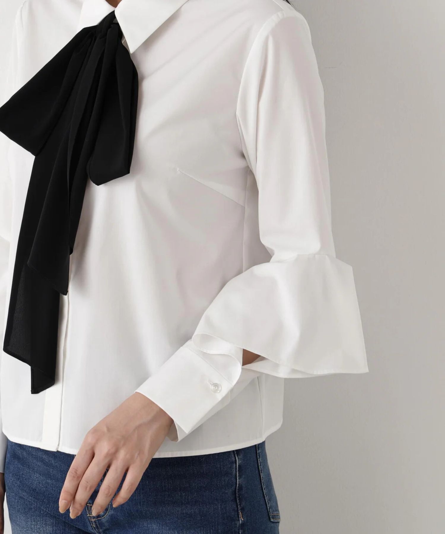 ラッフルスリーブリボンブラウス(ホワイト)コットン /ウォッシャブル / 手洗い可 / 裏地無し / 袖カフス上にスリットあり / 0315210119