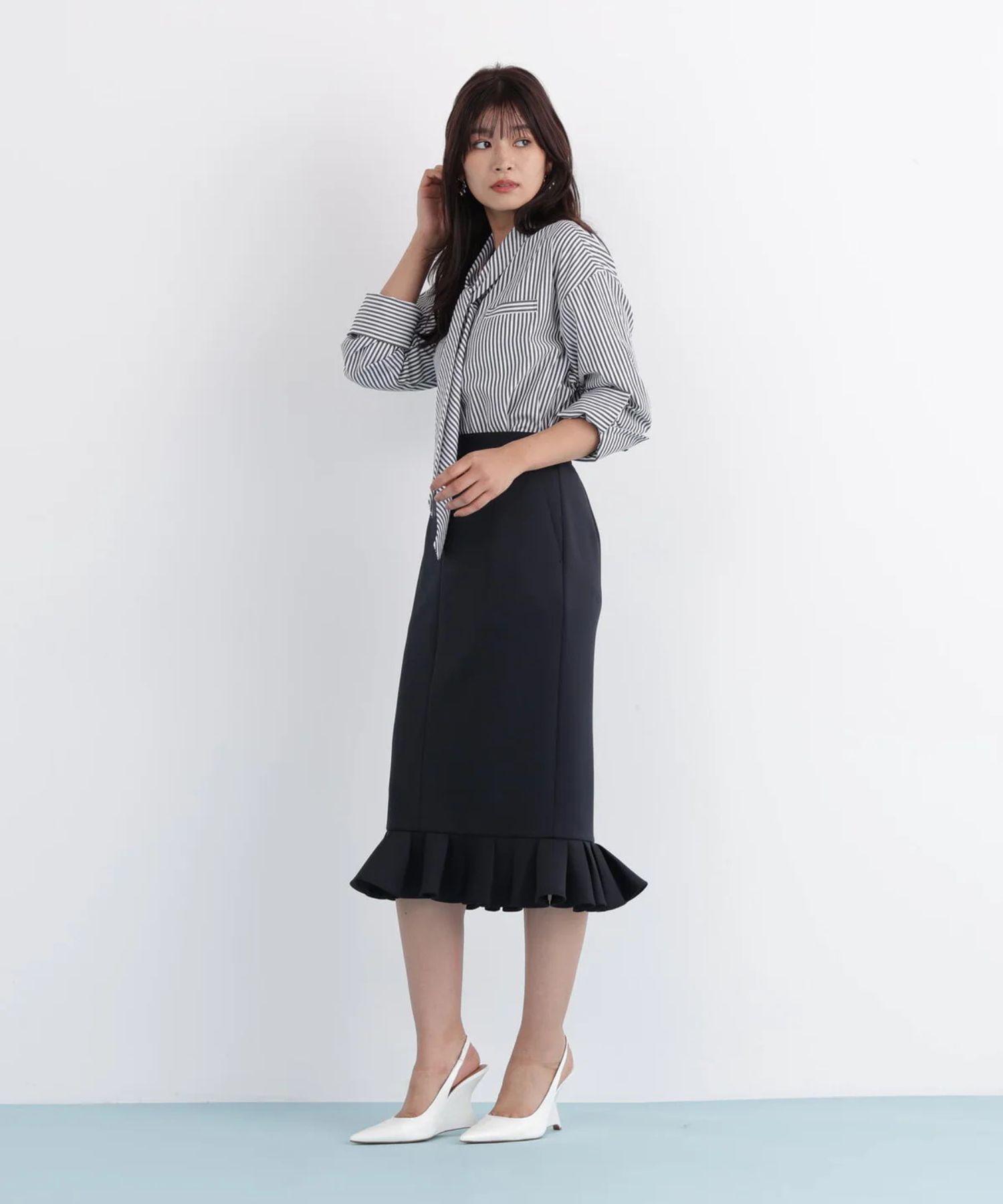 ストライプタイネックシャツ(ブラック系)ポリエステル / ストレッチ無し / 裏地無し / 前比翼あき / 衿から続きのリボン付き / 左胸に飾りポケット / 0316110101