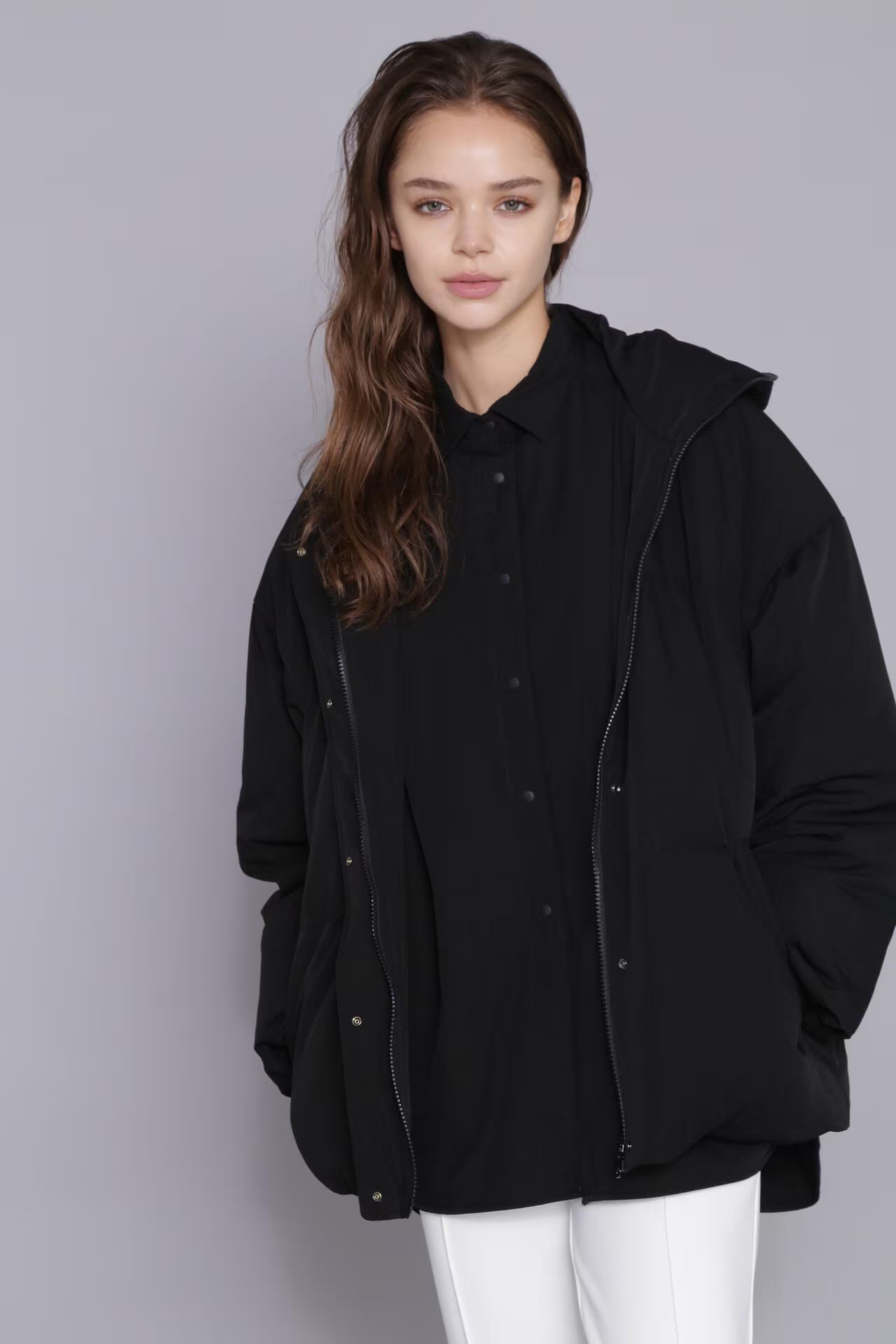 [THE HOLIDAY CLOSET] 中綿フードコート（ブラック）ナイロン / ポリウレタン / タフタ素材 / ストレッチ / 裏地あり / 前ファスナー開き / 軽量 / スポーツ