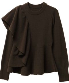 ショルダーフリルペプラムニット(ブラウン)ポリエステル / アシンメトリーフリルディテール / 5125626212