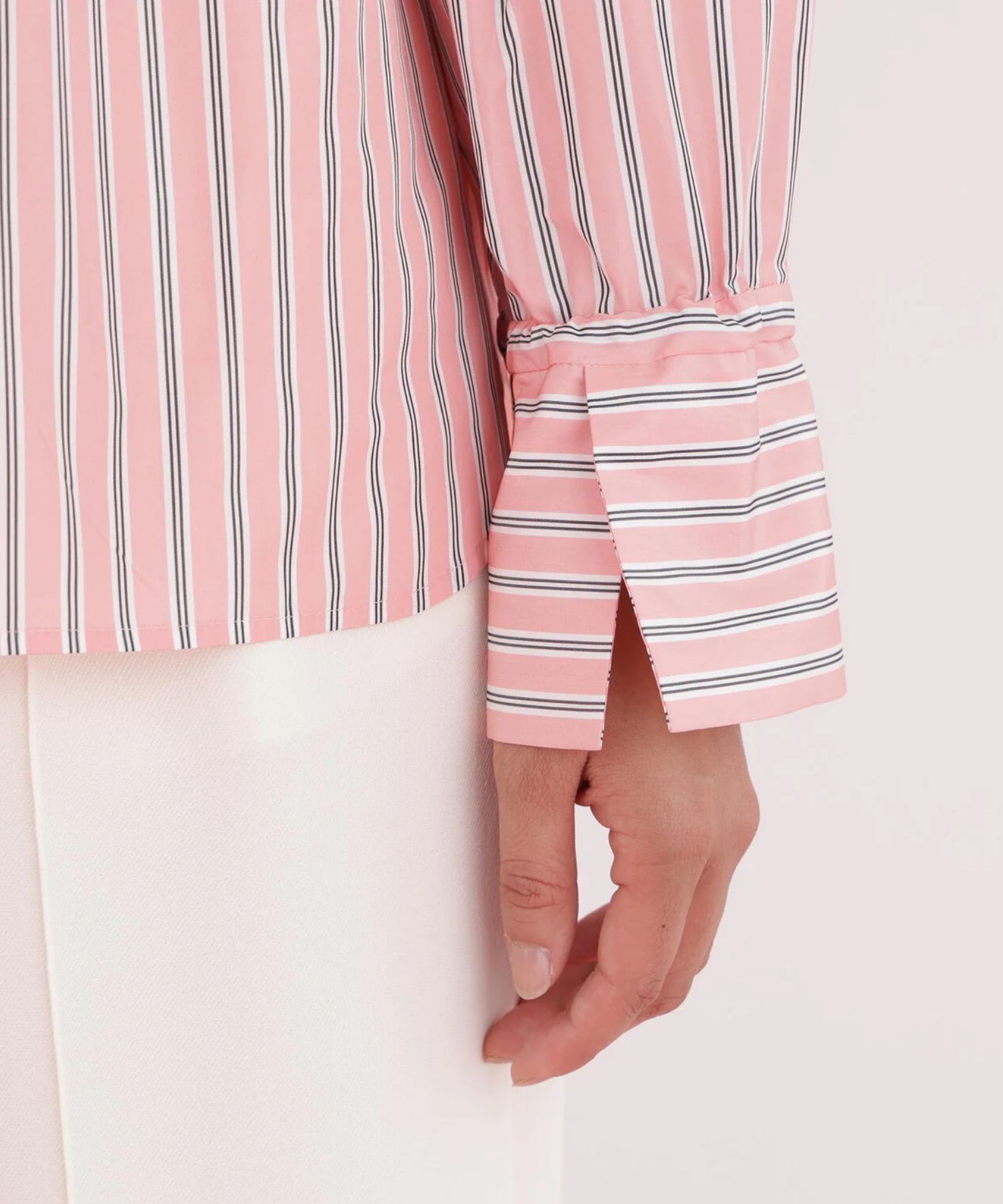 ストライプタイネックシャツ(ピンク系)ポリエステル / ストレッチ無し / 裏地無し / 前比翼あき / 衿から続きのリボン付き / 左胸に飾りポケット / 0316110101