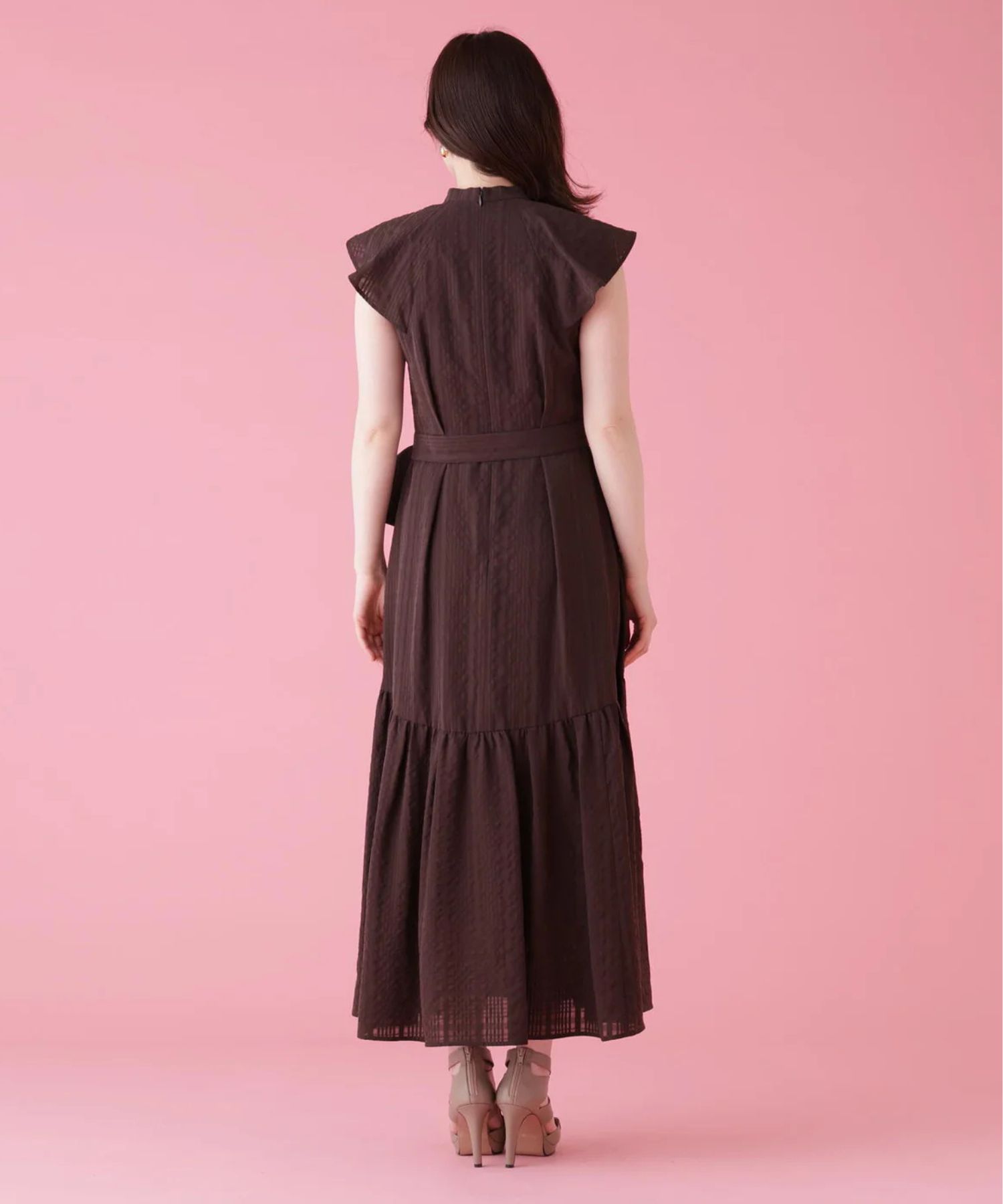【冨張愛コラボ】ラッフルネックワンピース(ブラウン) 再生繊維 / 裏地付き / 脇ポケット×2 / 後ファスナー / 0316240612