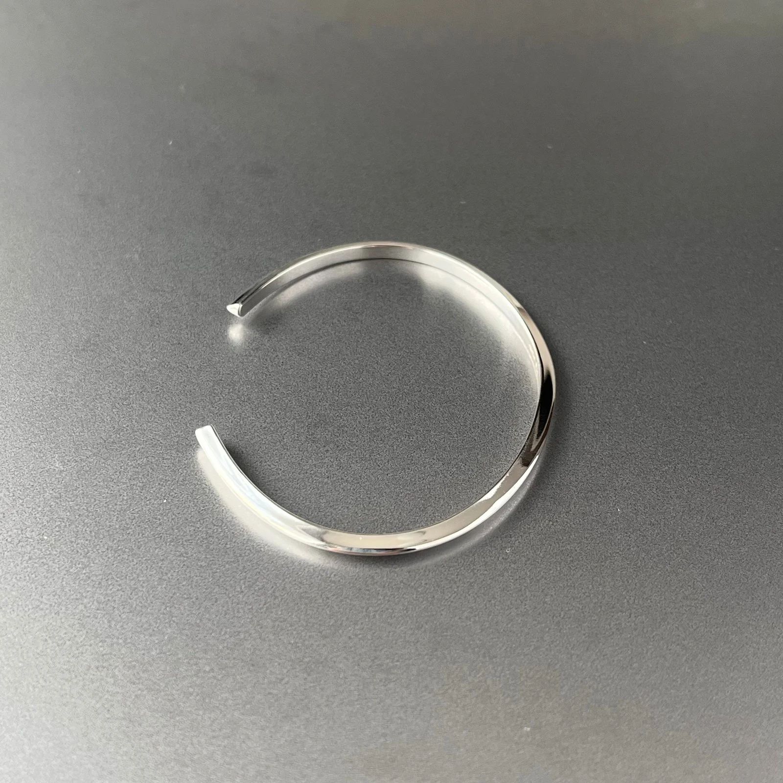 【ASSET SILVER】三角錐バングル / シルバー925 / 幅2.8mm / 手首周り14cm