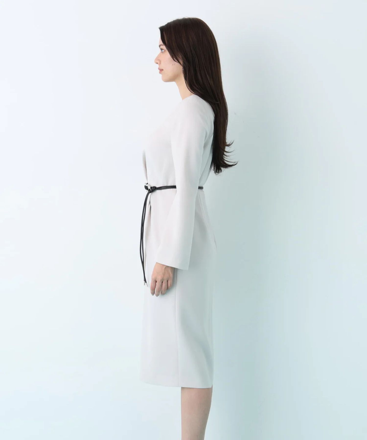 タッククロスウエストワンピース(グレージュ) ポリエステル / ストレッチあり / 裏地付き(袖は裏無し) / 右脇奥にスリットあり / 後ろファスナー開き / 袖下にスリットあり / 0316140219