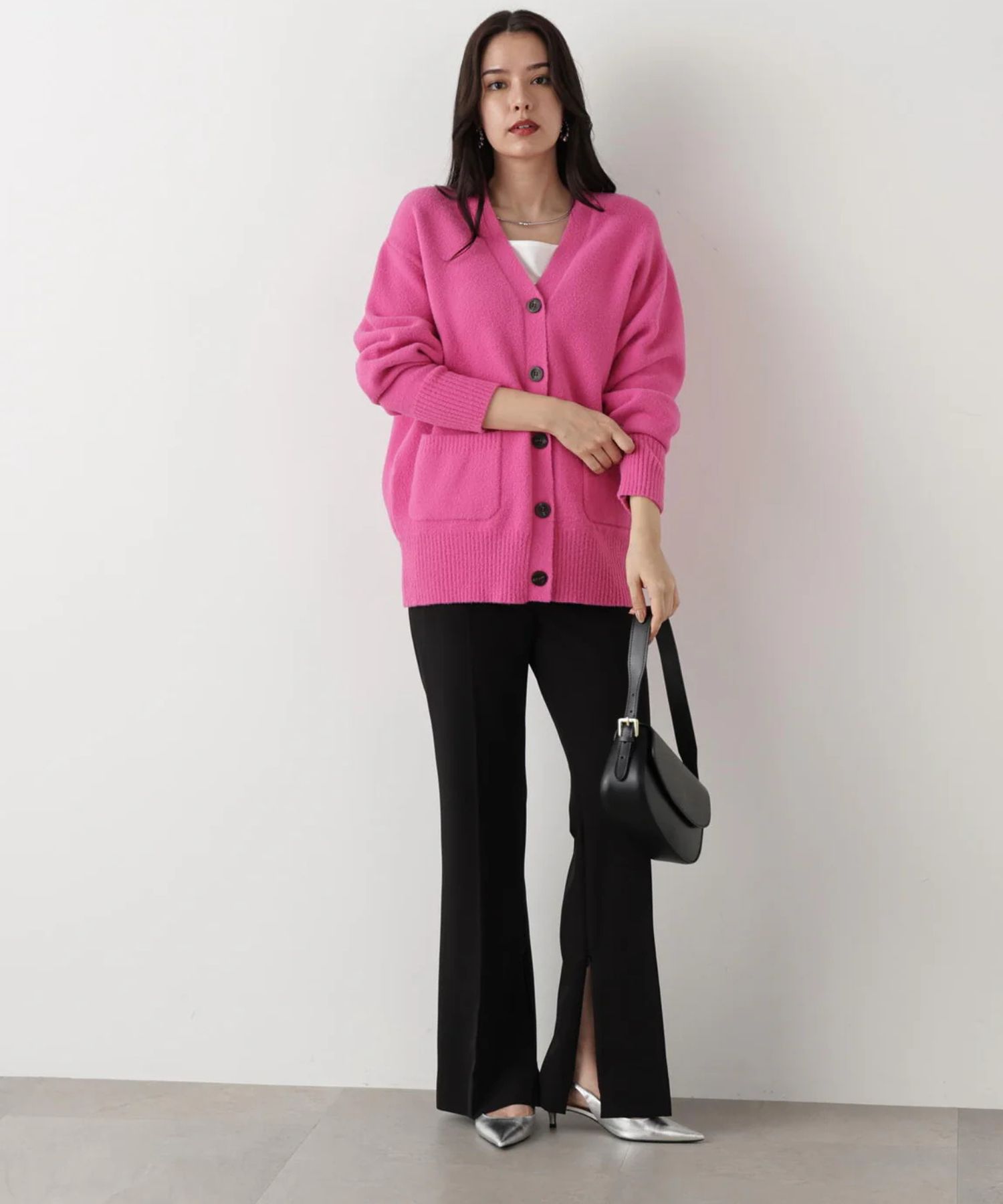 2WAY ストレッチフレアパンツ(ブラック)ポリエステル / ショート丈裏地付き / ストレッチあり / 前ポケット×2 、後ろ飾りポケット×2/ 左脇ファスナー開き / 後ろ中心ウエストにゴム入り / かかとくらいの丈 / 0315230110