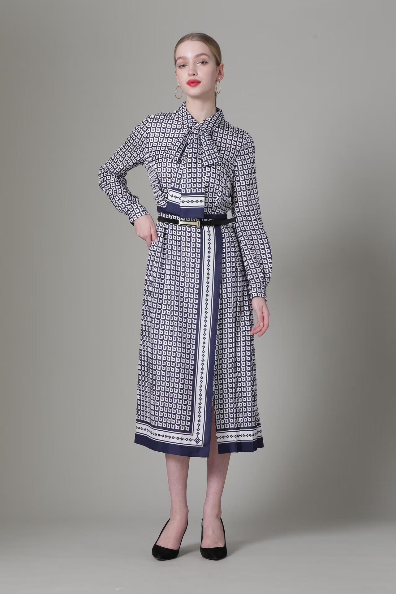 [URBAN PRECIOUS] ジオメトリックプリントワンピース (ネイビー) / ポリエステル 100% / 裏地付き / 共布リボン付 / 0315140111