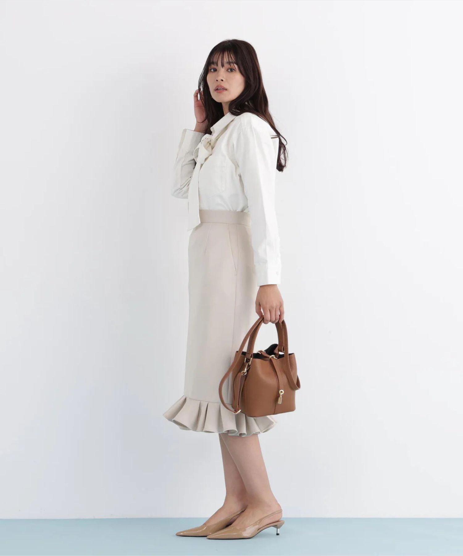 ネックリボンデニムシャツ(ホワイト)コットン100% / ストレッチなし / ボタンあき / 取り外しボウタイ付き / 胸ポケット×1 / 0316110108