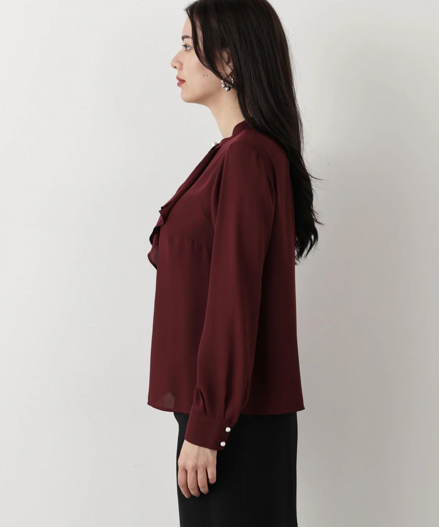 フロントラッフルパールボタンブラウス(ワイン)ポリエステル / ウォッシャブル / 手洗い可 / ストレッチあり / 裏地無し / 前比翼釦あき / 0315210104