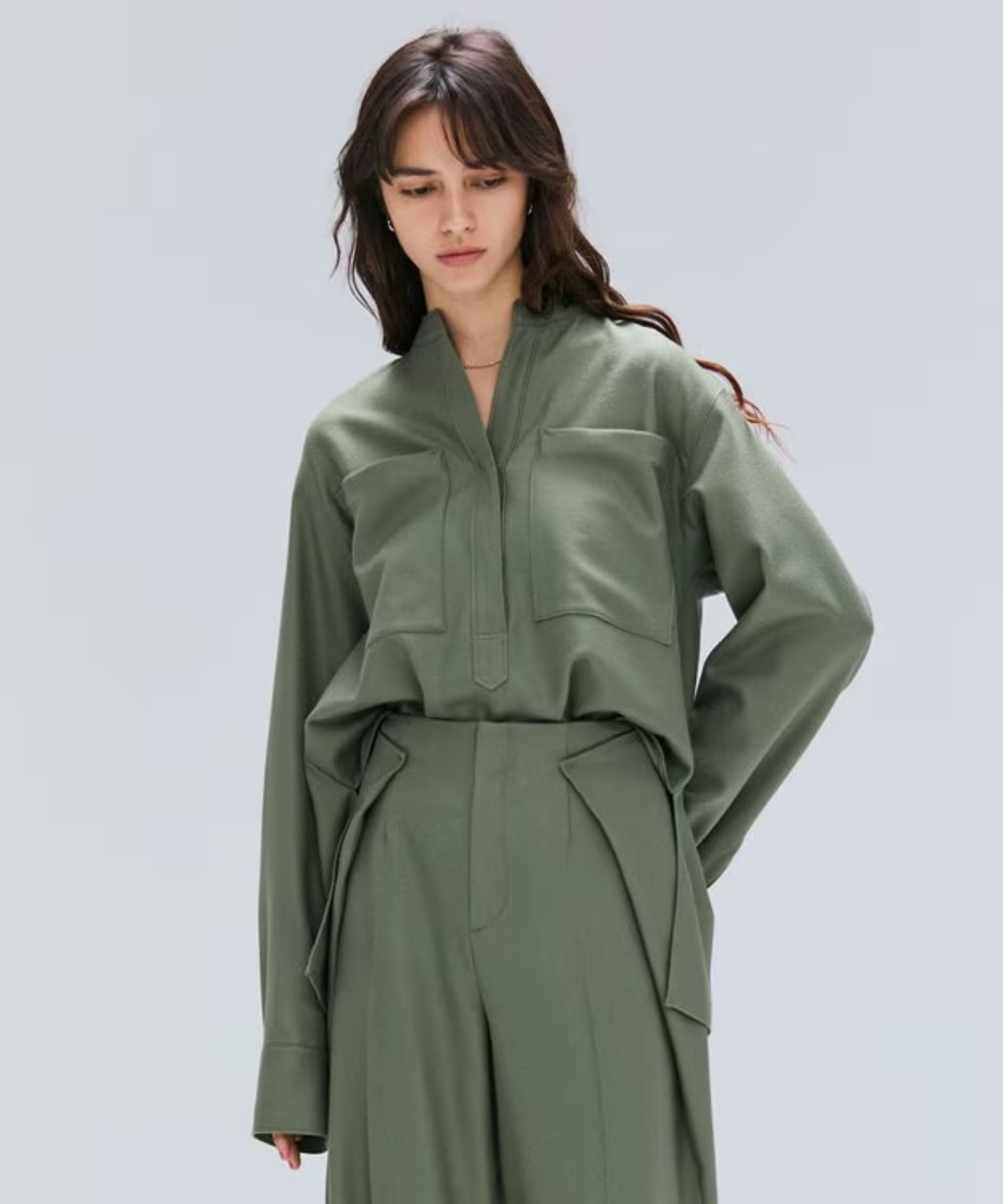 TERNES / ビックポケットプルオーバーウールブラウス( L.Khaki ) 毛 /  スキッパーネック/ドロップショルダー / 胸元 ポケット / BLCWGW0409