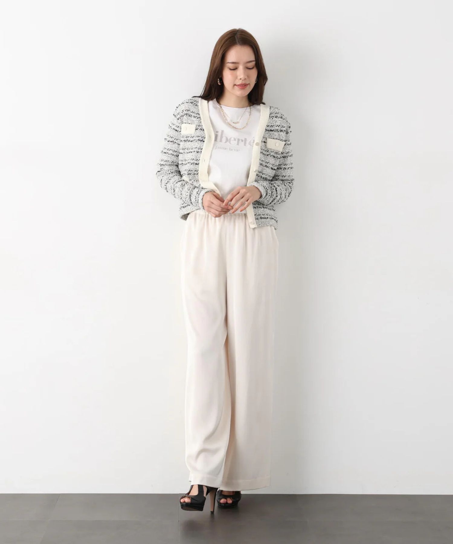 サテンワイドパンツ(エクリュ)ポリエステル / ストレッチ性あり / ショート丈裏地付き / 前ポケット×2 、後ろ飾りポケット×2 / ウエストゴム ＋共ヒモ / 0316130223