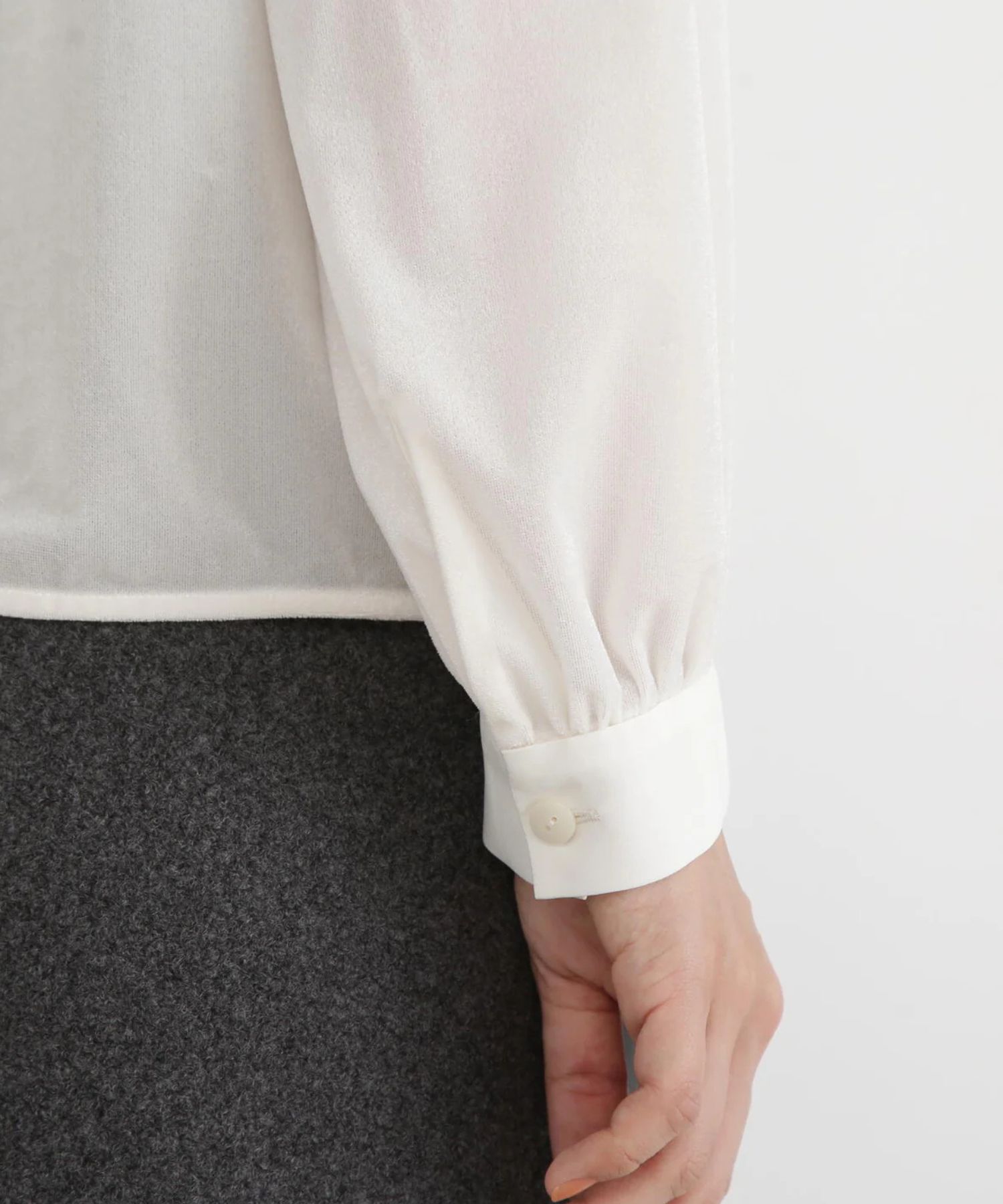 ベルベットコンビギャザーブラウス(エクリュ)ポリエステル / ウォッシャブル / ストレッチあり / 裏地無し / 前比翼釦あき / 0315210118