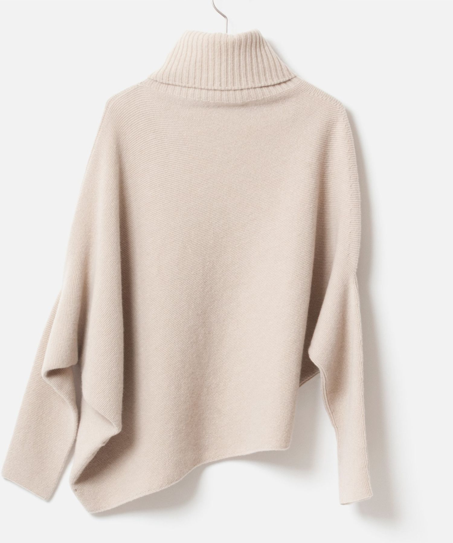 Turtleneck knit in an unusual silhouette ( ベージュ ) 毛 / ホワイトカシミア混 / 柔らかい / 軽い / BN252-13403