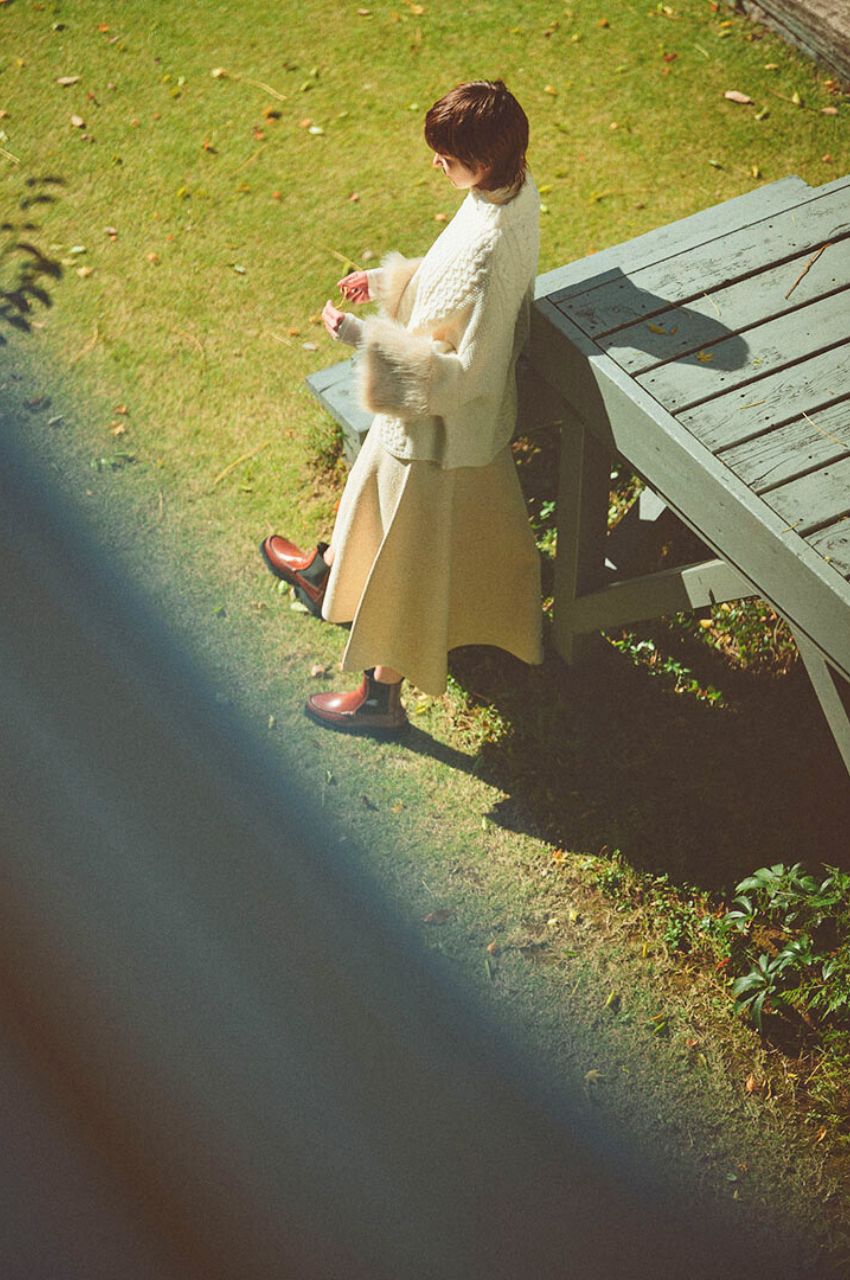 CABLE-KNIT PONCHO (NATURAL) 毛 / 袖口フェイク ファー / パネル柄 / ADWS-401-47