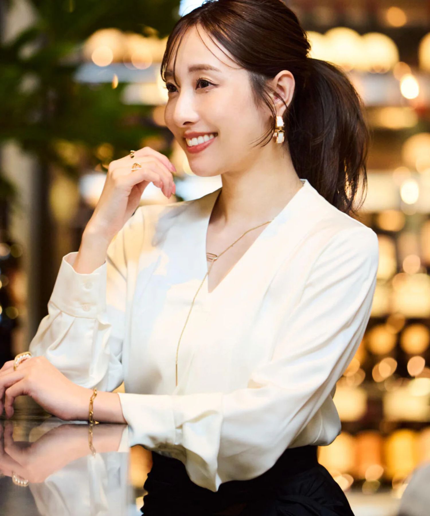 チェーンネックレス付ブラウス(ホワイト)ポリエステル / ストレッチ性あり / 裏地無し / 後ろ中心ファスナーあき / 取り外し金属パーツ付き / 0316110132