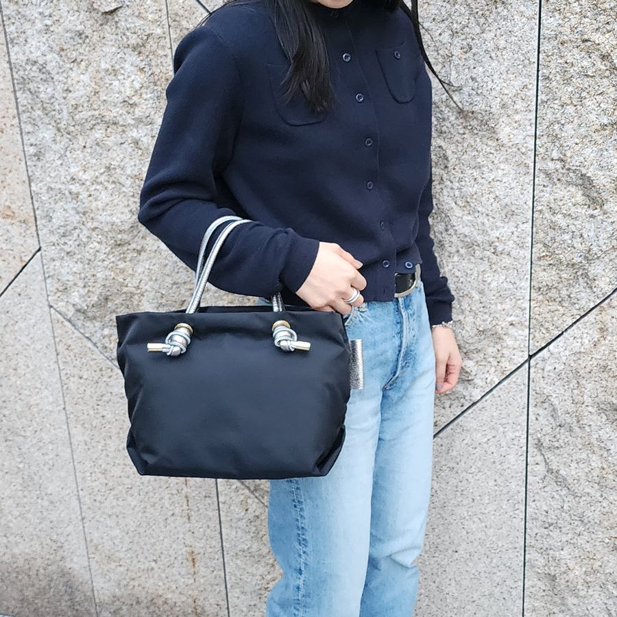 BIANCA / Black × Silver /  V-2224 / ビアンカ / ノットハンドルナイロントート / Sサイズ（ブラック×シルバー）ナイロン / 牛床革（Italian leather）/ 2WAY / ショルダーストラップ付き / V-2224