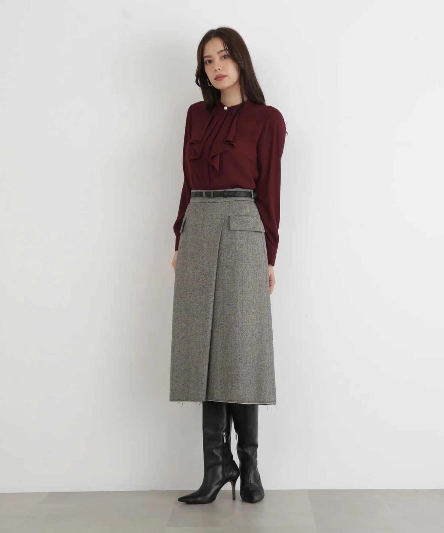 フロントラッフルパールボタンブラウス(ワイン)ポリエステル / ウォッシャブル / 手洗い可 / ストレッチあり / 裏地無し / 前比翼釦あき / 0315210104