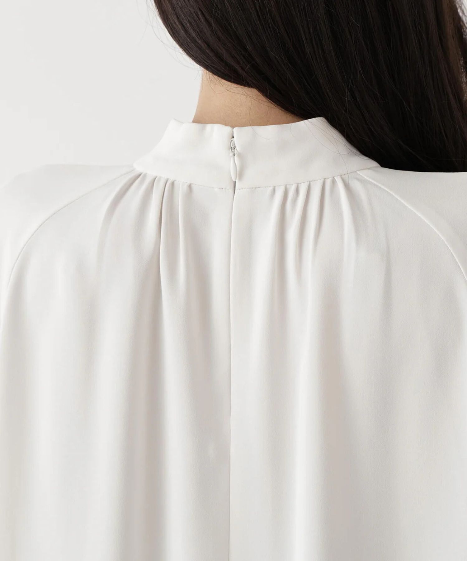 ジャギーカフスリボンブラウス(エクリュ)ポリエステル / ウォッシャブル / 手洗い可 / ストレッチあり / 裏地無し / 後衿ファスナーあき / 取り外し可能共布リボン付き / 0315210103