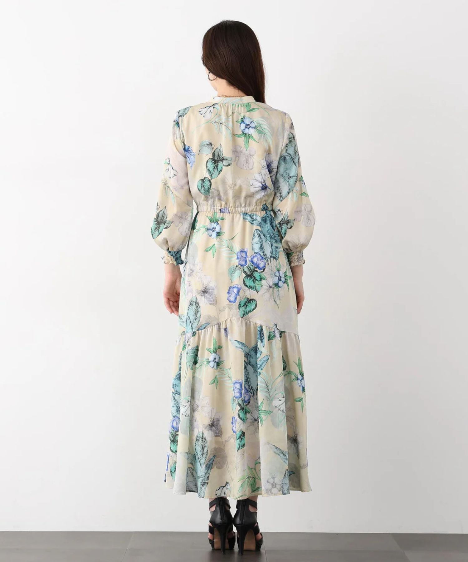 ボタニカルアートプリントワンピース(ベージュ系)ポリエステル / ストレッチ無し / 身頃のみ裏地付き / 両脇にポケットあり×2 / ウエストにゴム+共ひも入り / 前釦は飾り / 0316140317