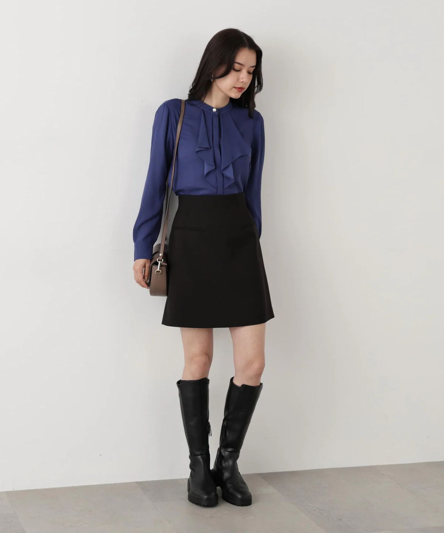 フロントラッフルパールボタンブラウス(ブルー)ポリエステル / ウォッシャブル / 手洗い可 / ストレッチあり / 裏地無し / 前比翼釦あき / 0315210104