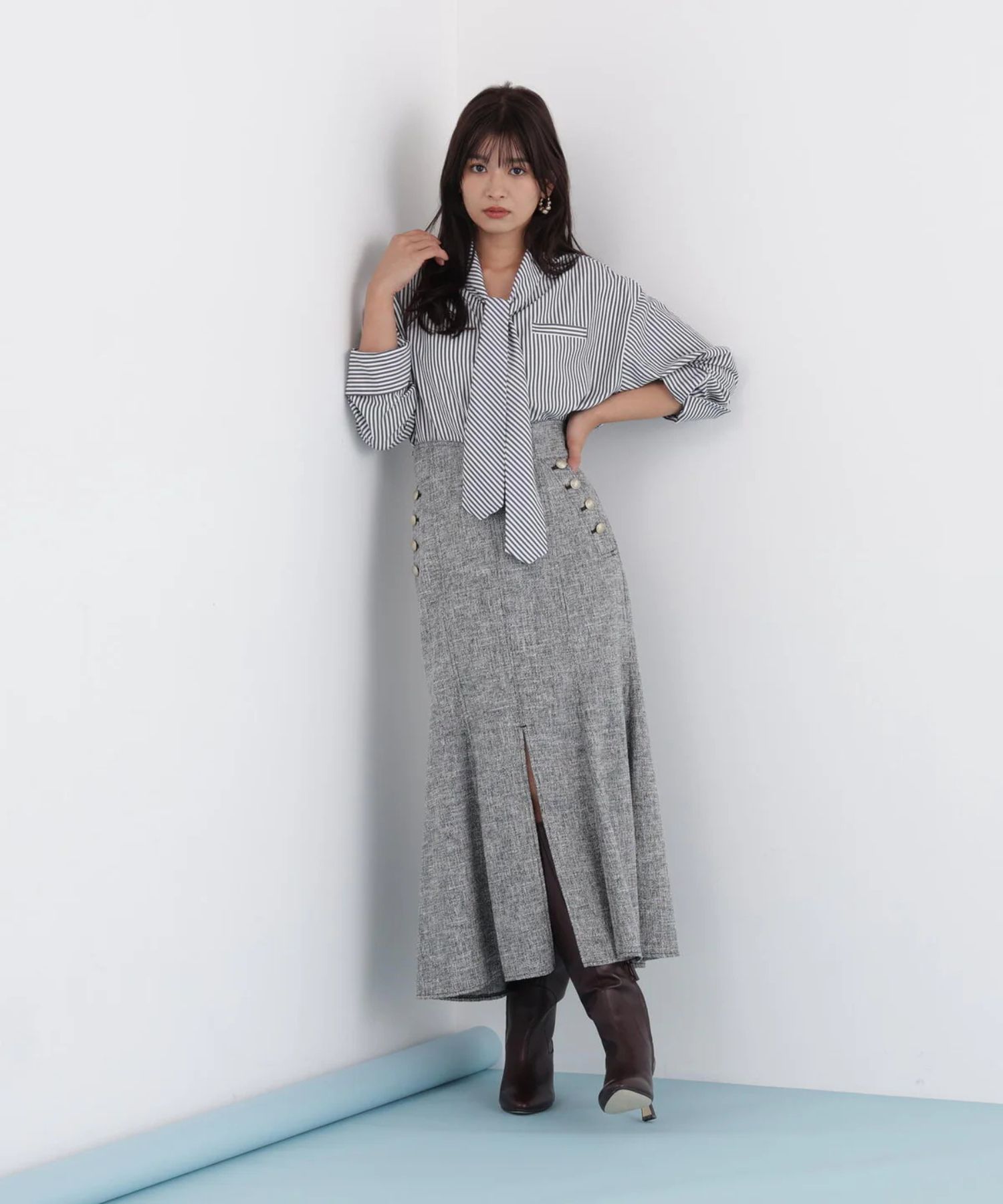 ストライプタイネックシャツ(ブラック系)ポリエステル / ストレッチ無し / 裏地無し / 前比翼あき / 衿から続きのリボン付き / 左胸に飾りポケット / 0316110101