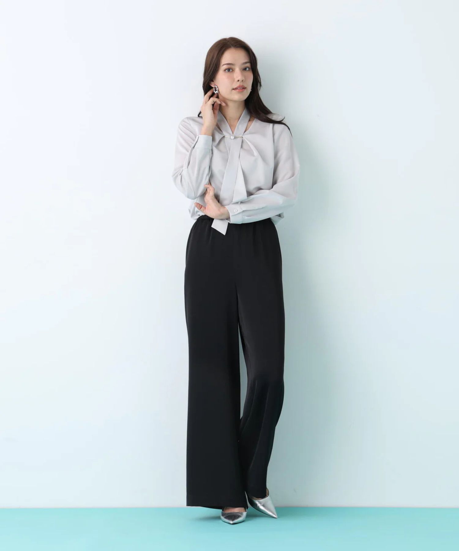 サテンワイドパンツ(ブラック)ポリエステル / ストレッチ性あり / ショート丈裏地付き / 前ポケット×2 、後ろ飾りポケット×2 / ウエストゴム ＋共ヒモ / 0316130223