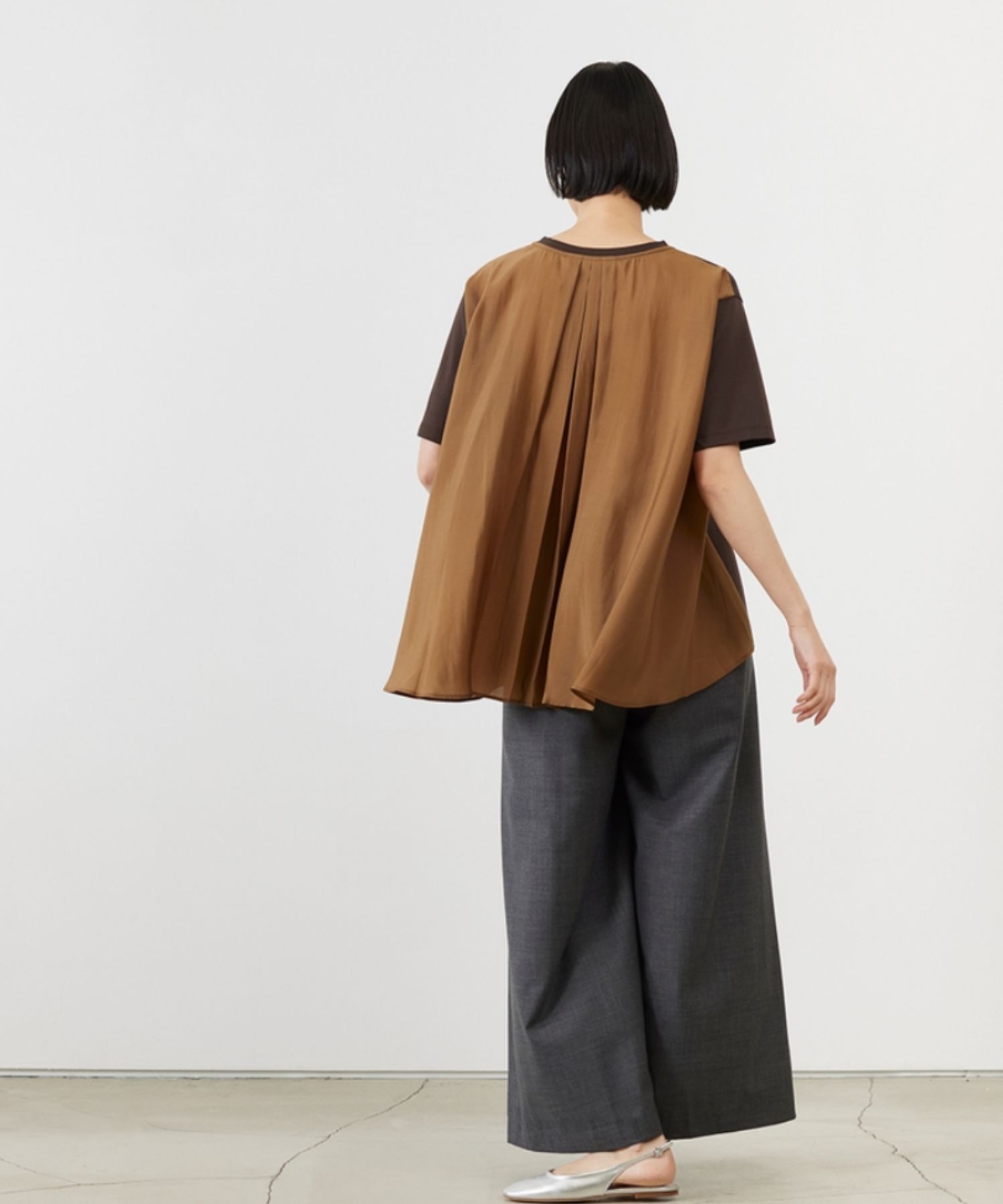 SMOOTH JERSEY FLARED TEE ( ブラウン ) 綿100%/  後身頃はダブ ルタック / クルーネック / 手洗い可 / ADWS-501-04