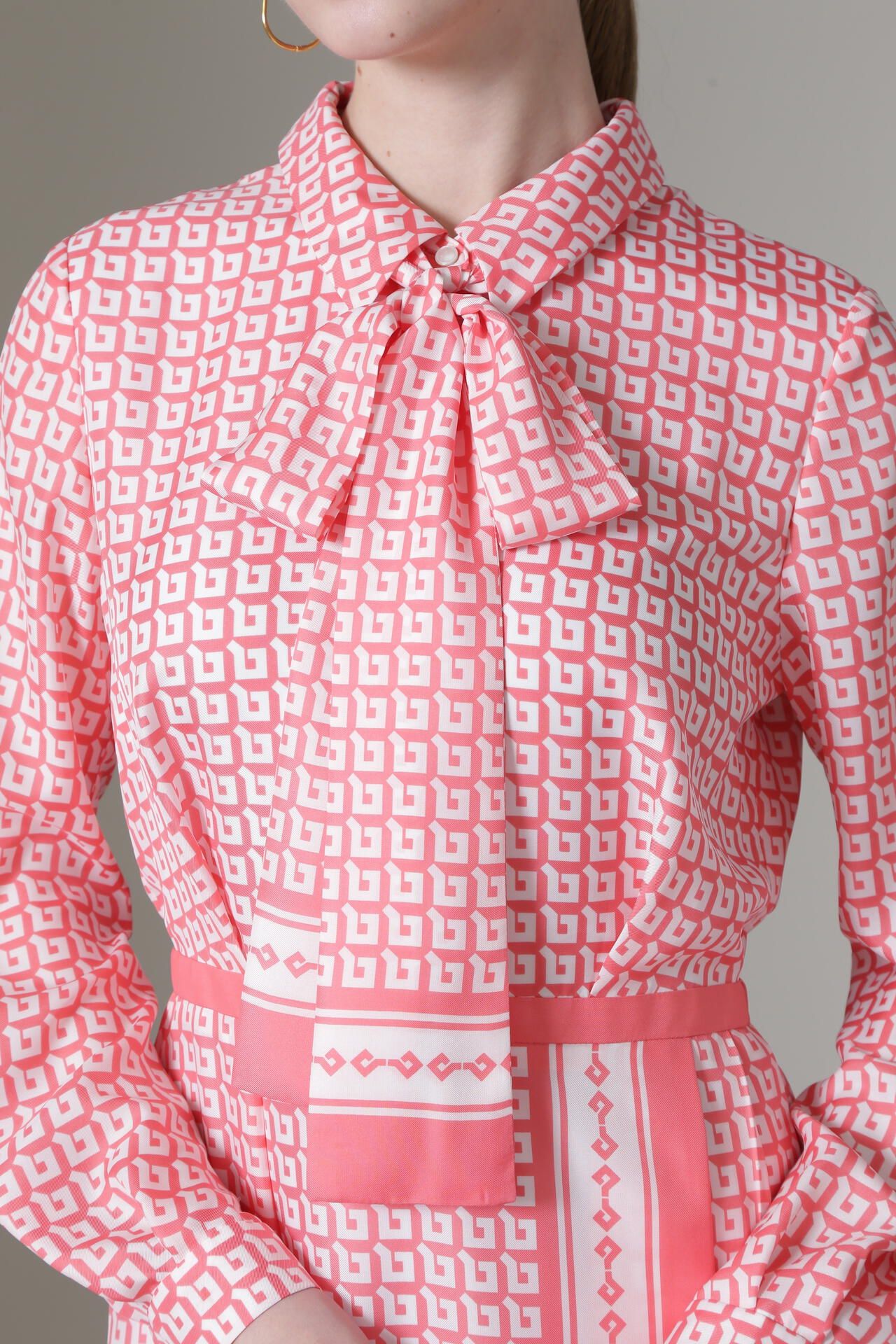 [URBAN PRECIOUS] ジオメトリックプリントワンピース (ピンク) / ポリエステル 100% / 裏地付き / 共布リボン付 / 0315140111