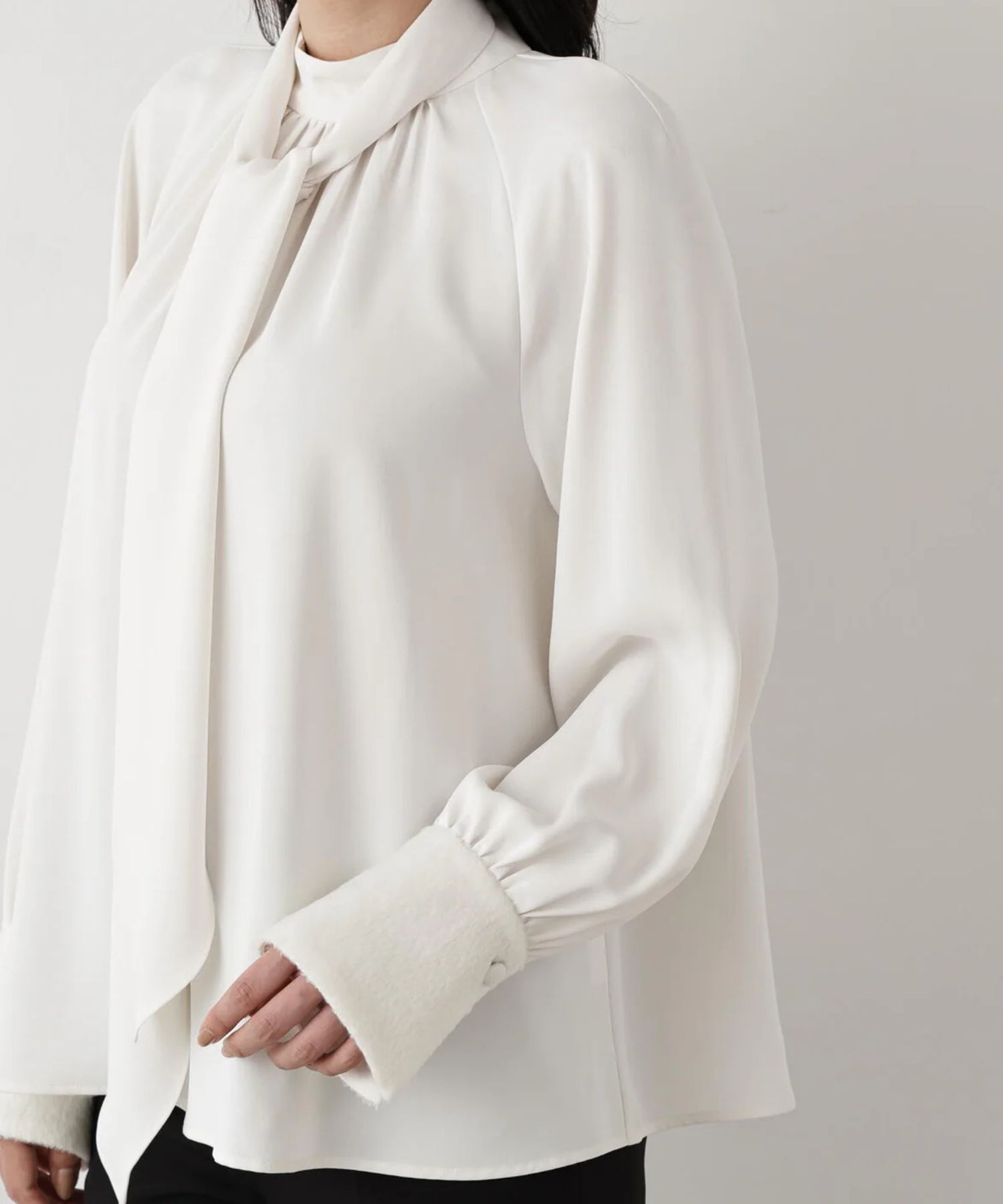 ジャギーカフスリボンブラウス(エクリュ)ポリエステル / ウォッシャブル / 手洗い可 / ストレッチあり / 裏地無し / 後衿ファスナーあき / 取り外し可能共布リボン付き / 0315210103