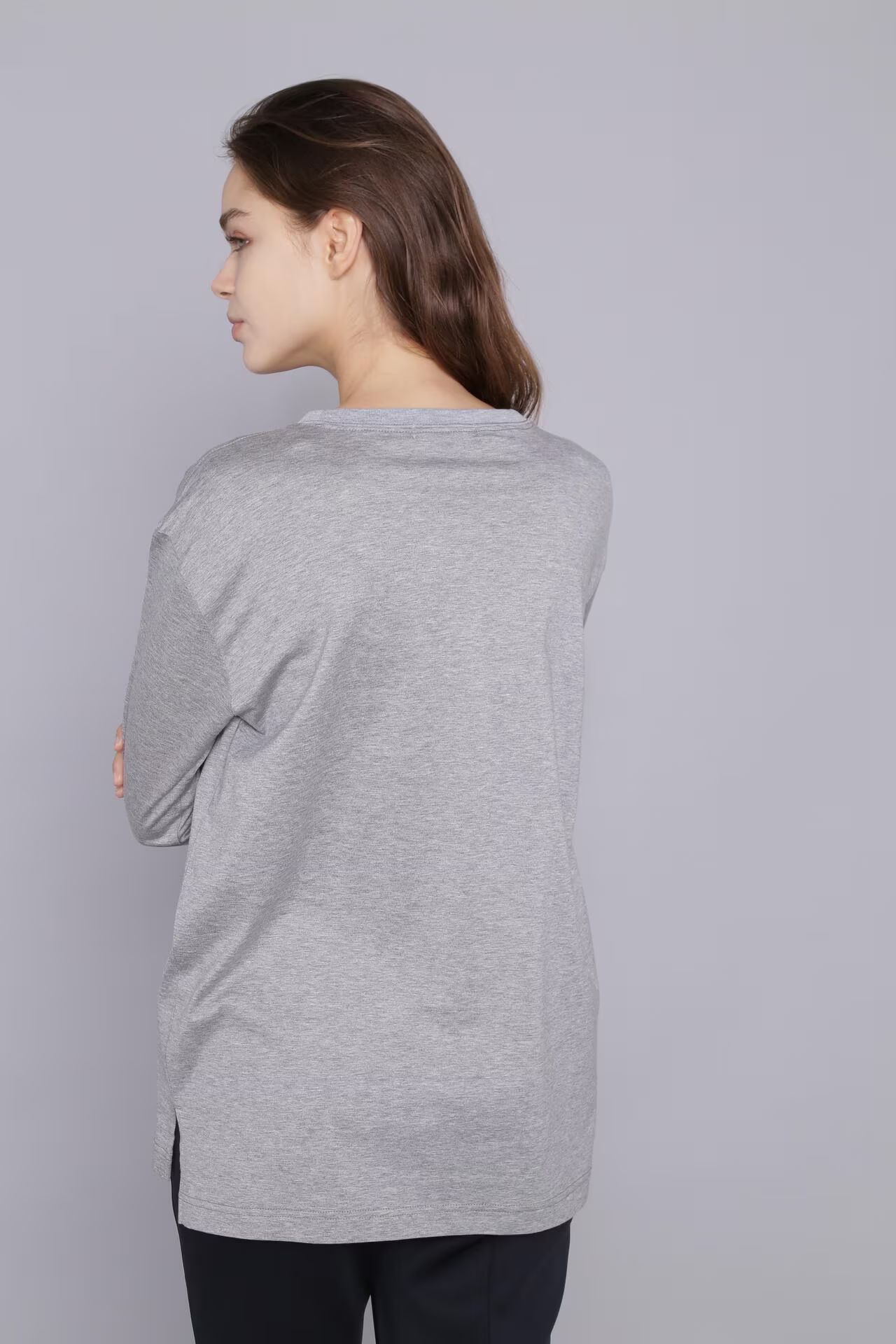 [THE HOLIDAY CLOSET] ロゴロンT（グレー）綿 100% / カットソー素材 / ストレッチ / 脇スリット有り / ウォッシャブル