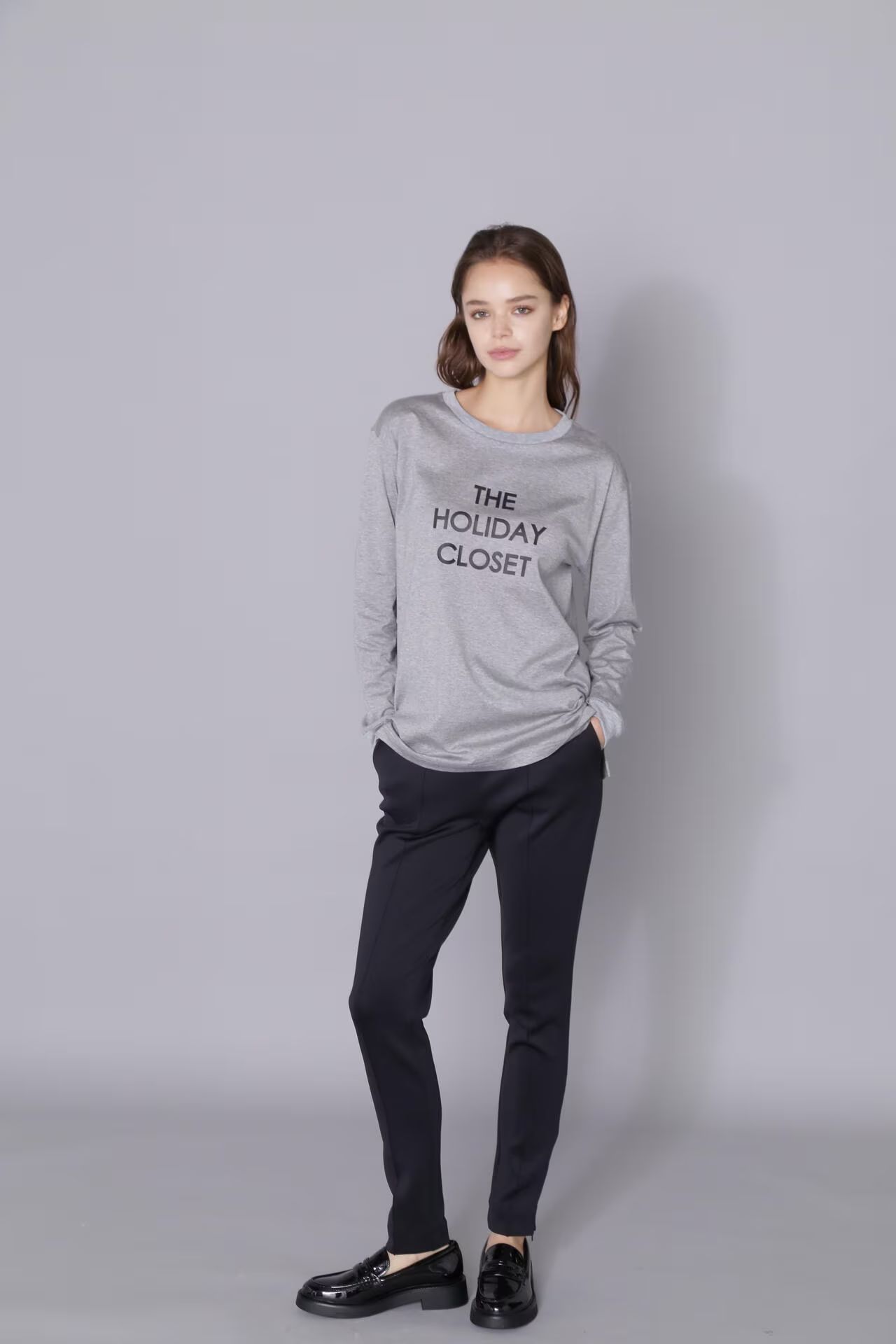 [THE HOLIDAY CLOSET] ロゴロンT（グレー）綿 100% / カットソー素材 / ストレッチ / 脇スリット有り / ウォッシャブル