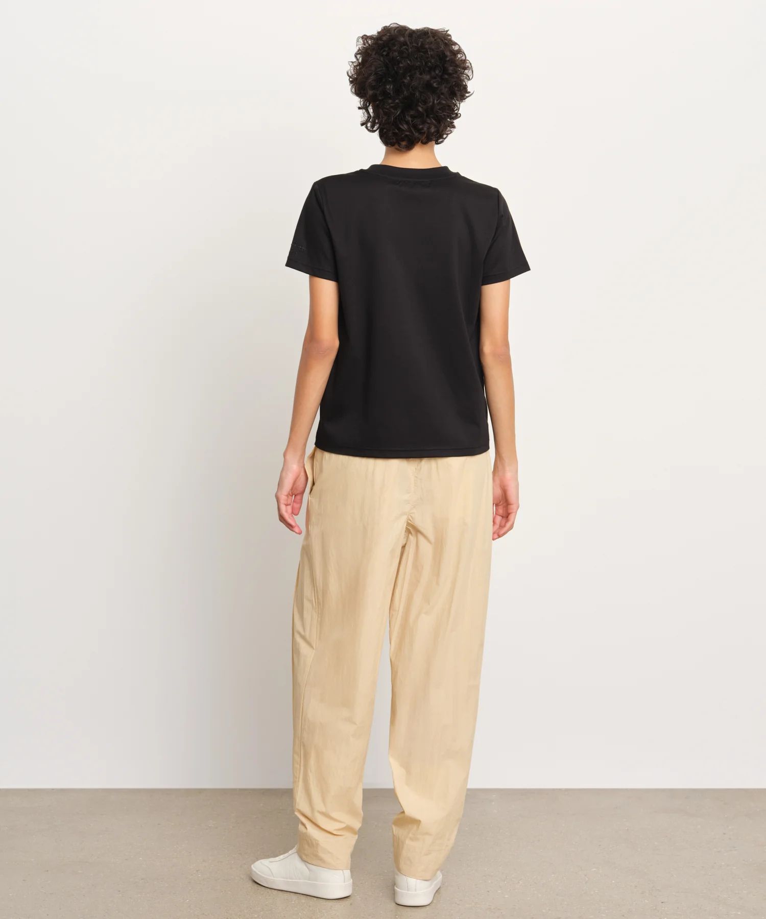 CORNELIA コルネーリア Tシャツ (ブラック) 綿 / フロント刺繍・プリント /左袖ブランドアイコン刺繍 / LCKZ0372083588